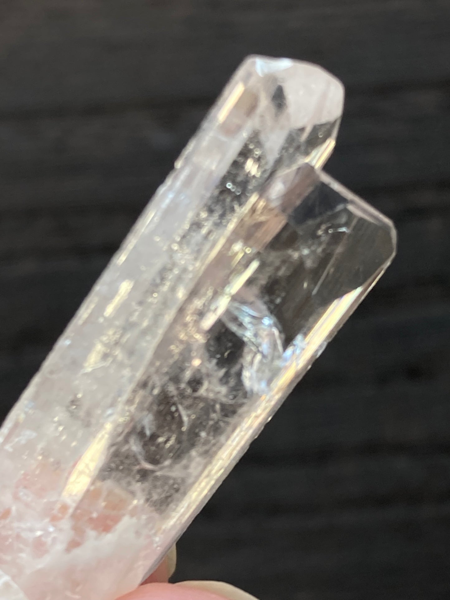 ダンビュライト 小 小指サイズ 手のひらサイズ ジェムクオリティ Danburite Gem Quarity メキシコ Aurora鉱山産 縦 3.2cm x 横 1.2cm x 厚さ 0.6cm