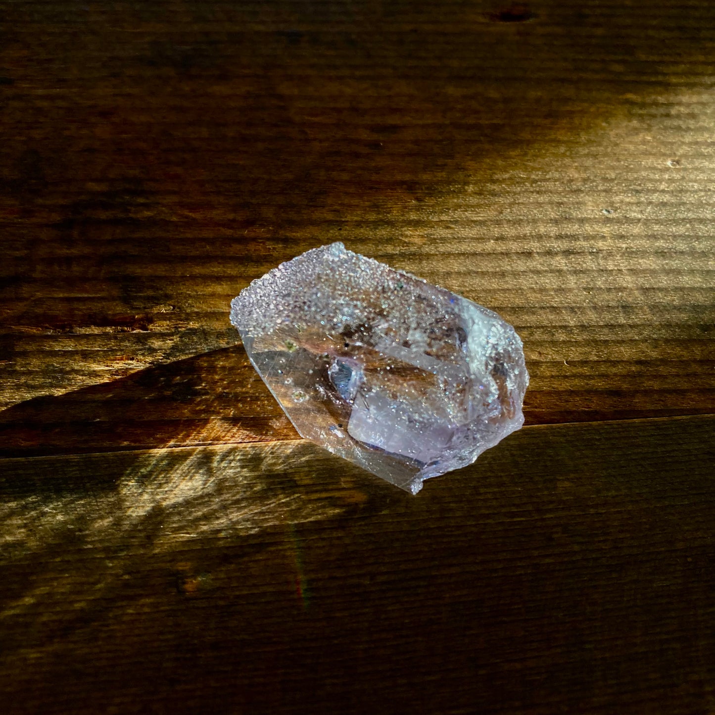 (希少)ブランドバーグ アメジスト with アナルシム (方沸石)(1)
Brandberg Amethyst with Analcime (1)
ナミビア エロンゴ州 ブランドバーグ地方 ゴボボセブ Streep鉱山産 3.4センチ x 2センチ x 1.2センチ、12.2g