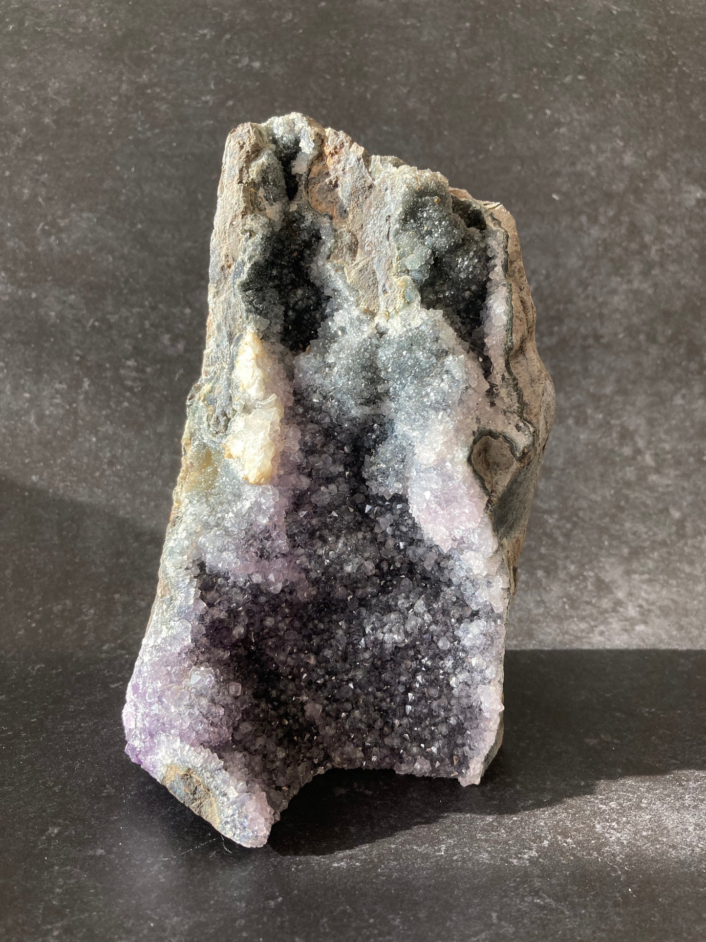 アメジスト ジオード(小) 自立 グレー 紫 パープル 結晶小
Amethyst Geode small crystal purple gray colour
産地:ウルグアイ Uruguay
サイズ:16cm x 10cm x 7cm、1.2kg