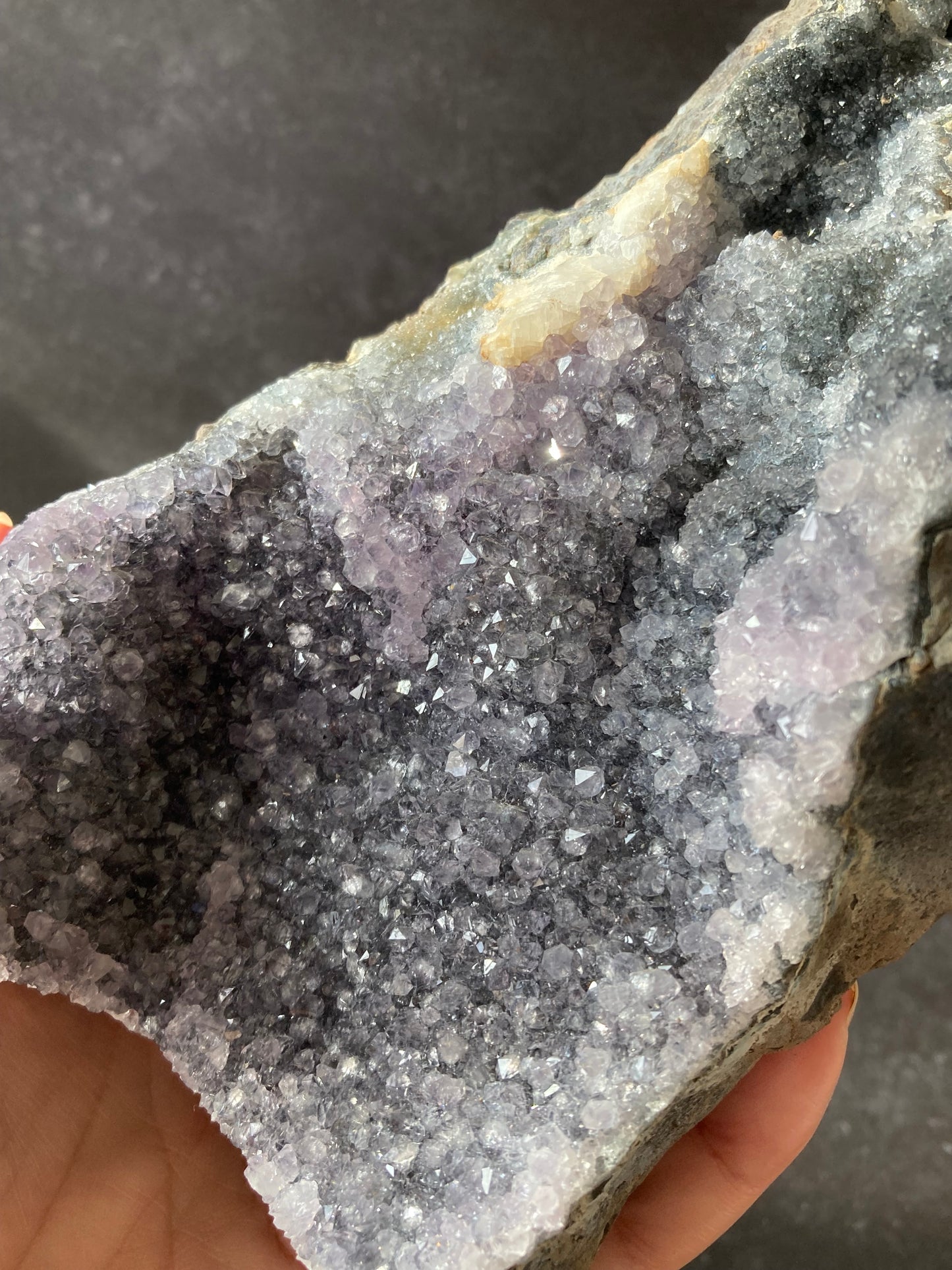アメジスト ジオード(小) 自立 グレー 紫 パープル 結晶小
Amethyst Geode small crystal purple gray colour
産地:ウルグアイ Uruguay
サイズ:16cm x 10cm x 7cm、1.2kg