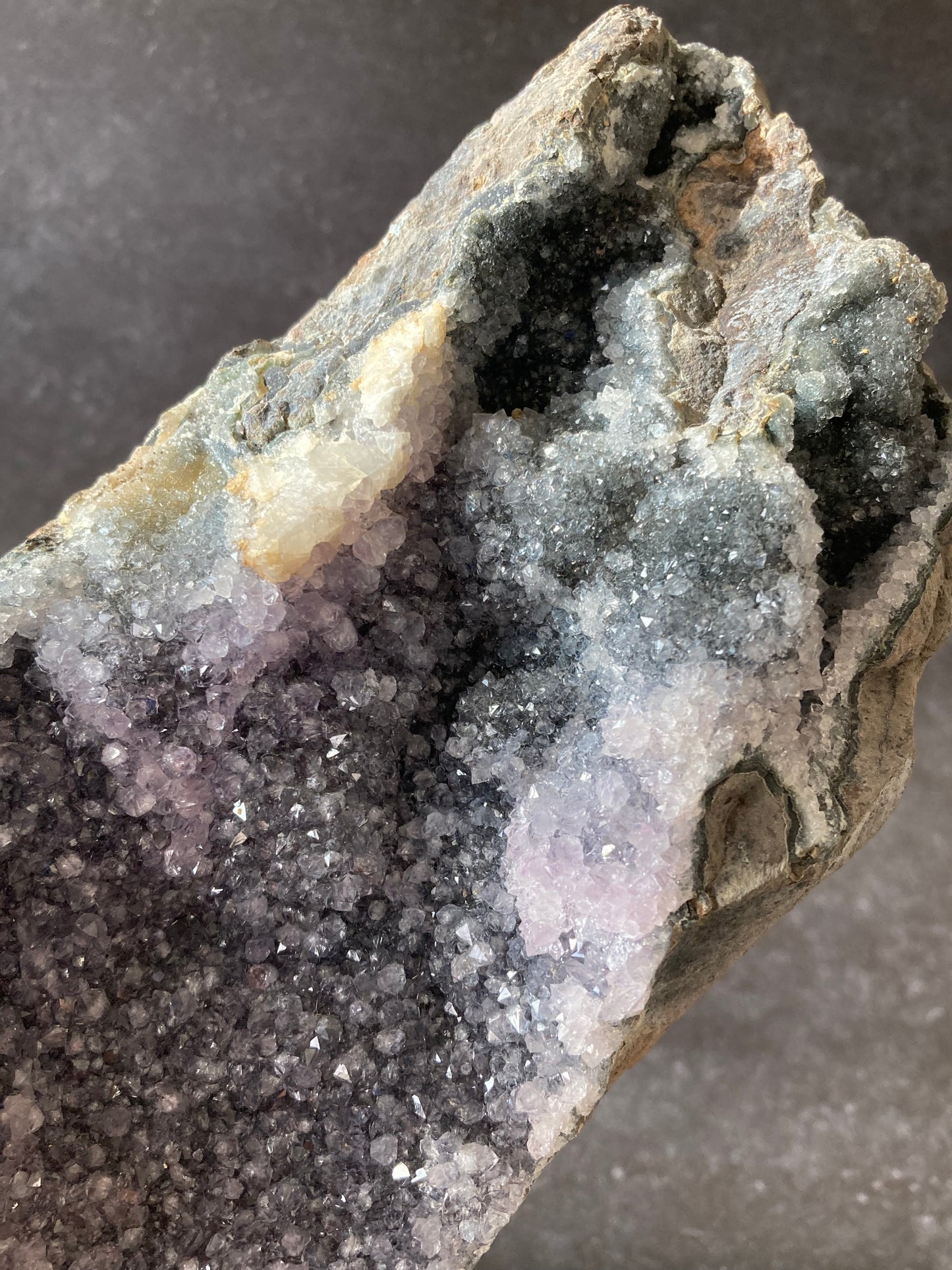 アメジスト ジオード(小) 自立 グレー 紫 パープル 結晶小
Amethyst Geode small crystal purple gray colour
産地:ウルグアイ Uruguay
サイズ:16cm x 10cm x 7cm、1.2kg