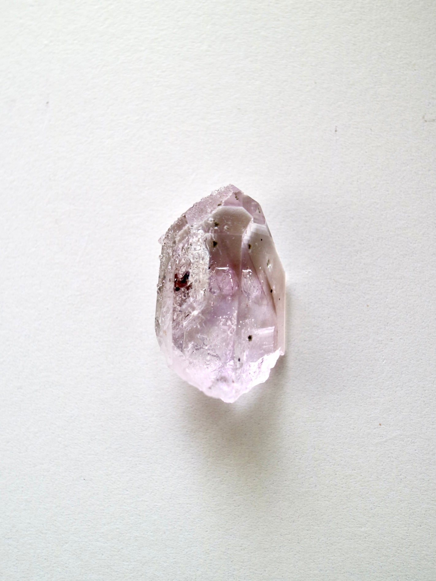 (希少)ブランドバーグ アメジスト with アナルシム (方沸石)(1)
Brandberg Amethyst with Analcime (1)
ナミビア エロンゴ州 ブランドバーグ地方 ゴボボセブ Streep鉱山産 3.4センチ x 2センチ x 1.2センチ、12.2g