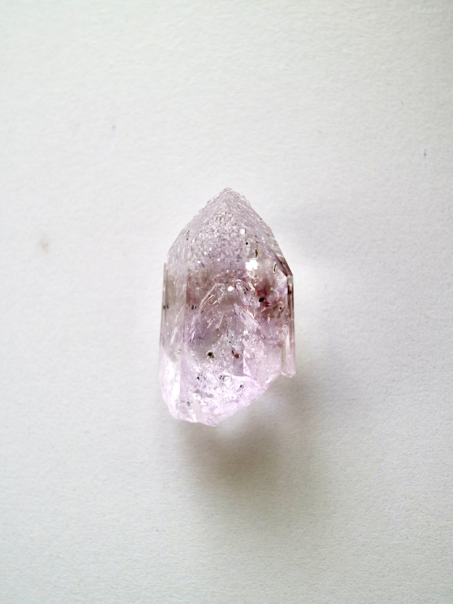 (希少)ブランドバーグ アメジスト with アナルシム (方沸石)(1)
Brandberg Amethyst with Analcime (1)
ナミビア エロンゴ州 ブランドバーグ地方 ゴボボセブ Streep鉱山産 3.4センチ x 2センチ x 1.2センチ、12.2g