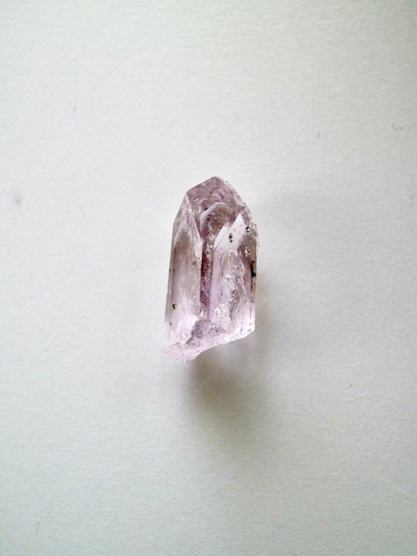 (希少)ブランドバーグ アメジスト with アナルシム (方沸石)(1)
Brandberg Amethyst with Analcime (1)
ナミビア エロンゴ州 ブランドバーグ地方 ゴボボセブ Streep鉱山産 3.4センチ x 2センチ x 1.2センチ、12.2g