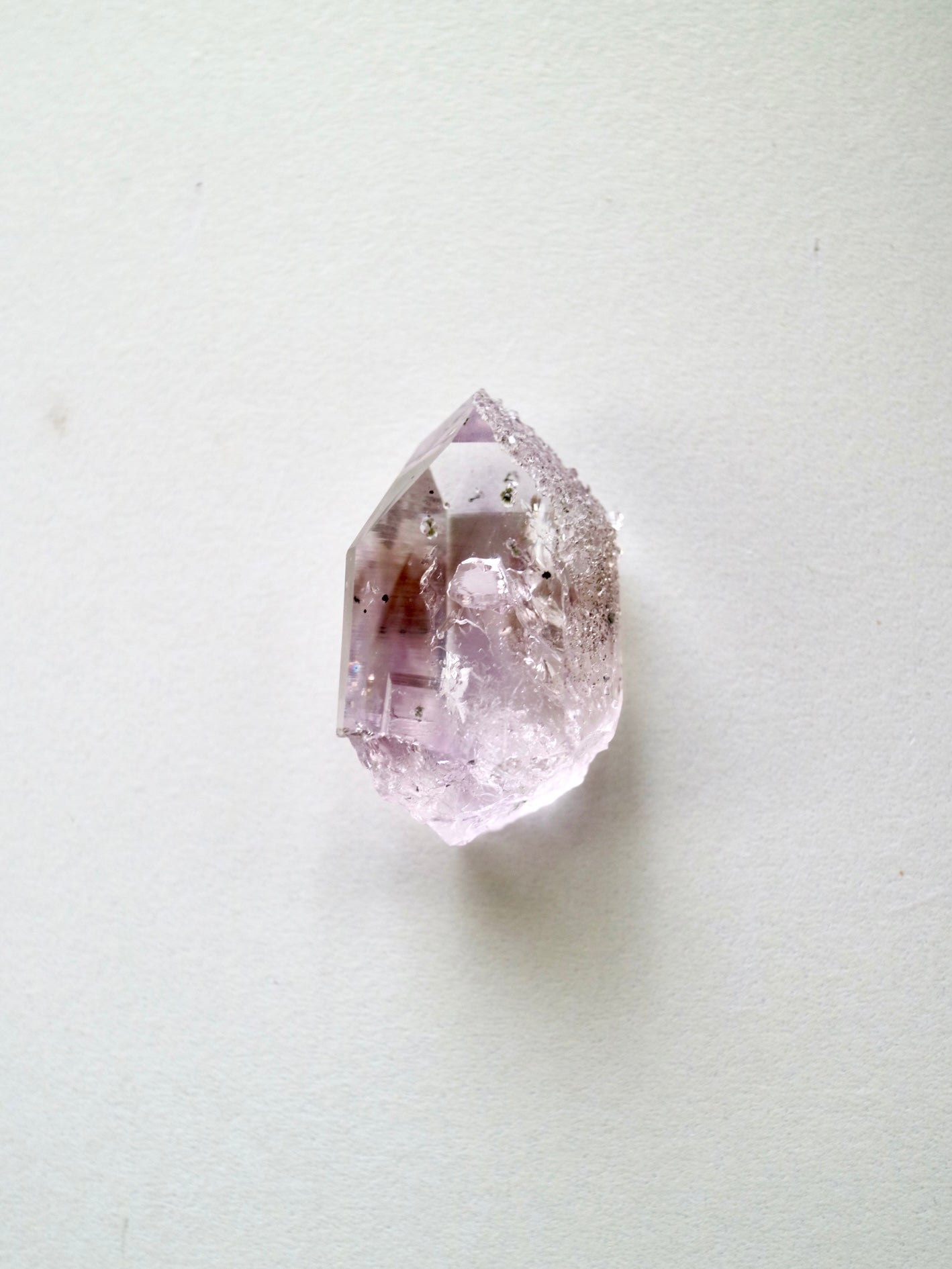 (希少)ブランドバーグ アメジスト with アナルシム (方沸石)(1)
Brandberg Amethyst with Analcime (1)
ナミビア エロンゴ州 ブランドバーグ地方 ゴボボセブ Streep鉱山産 3.4センチ x 2センチ x 1.2センチ、12.2g