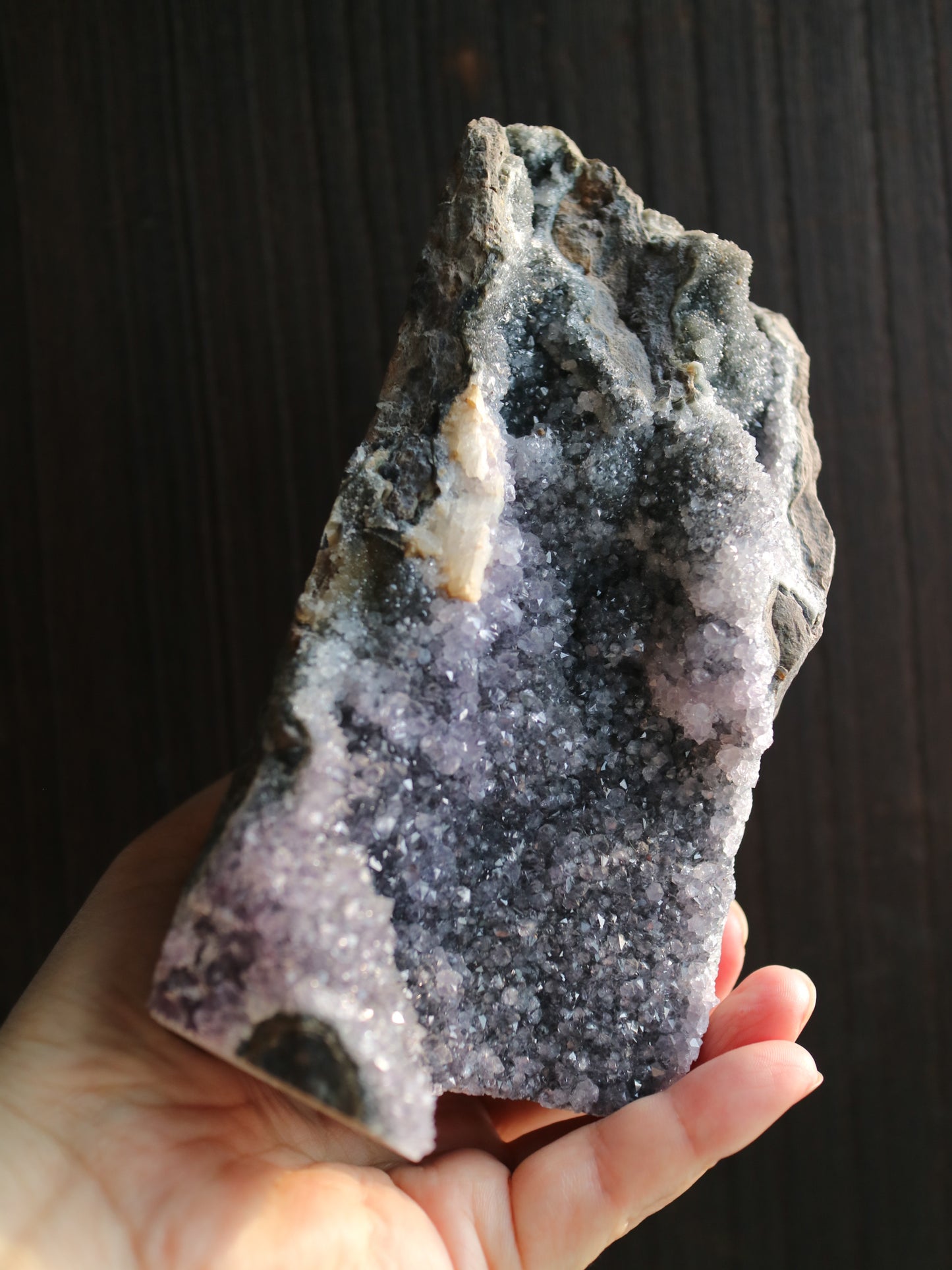 アメジスト ジオード(小) 自立 グレー 紫 パープル 結晶小
Amethyst Geode small crystal purple gray colour
産地:ウルグアイ Uruguay
サイズ:16cm x 10cm x 7cm、1.2kg