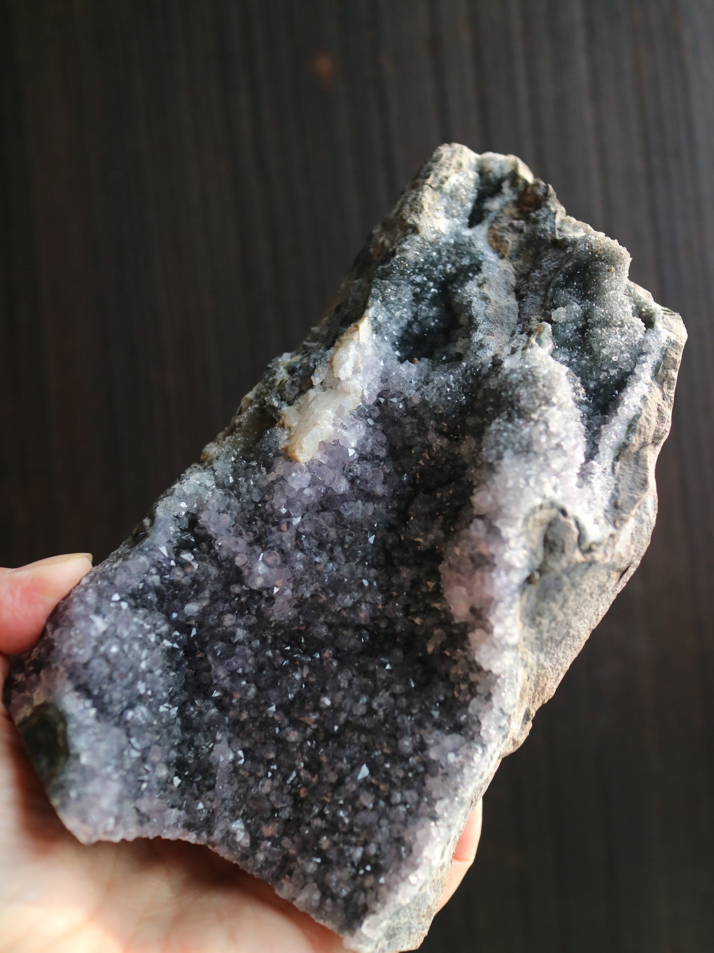 アメジスト ジオード(小) 自立 グレー 紫 パープル 結晶小
Amethyst Geode small crystal purple gray colour
産地:ウルグアイ Uruguay
サイズ:16cm x 10cm x 7cm、1.2kg