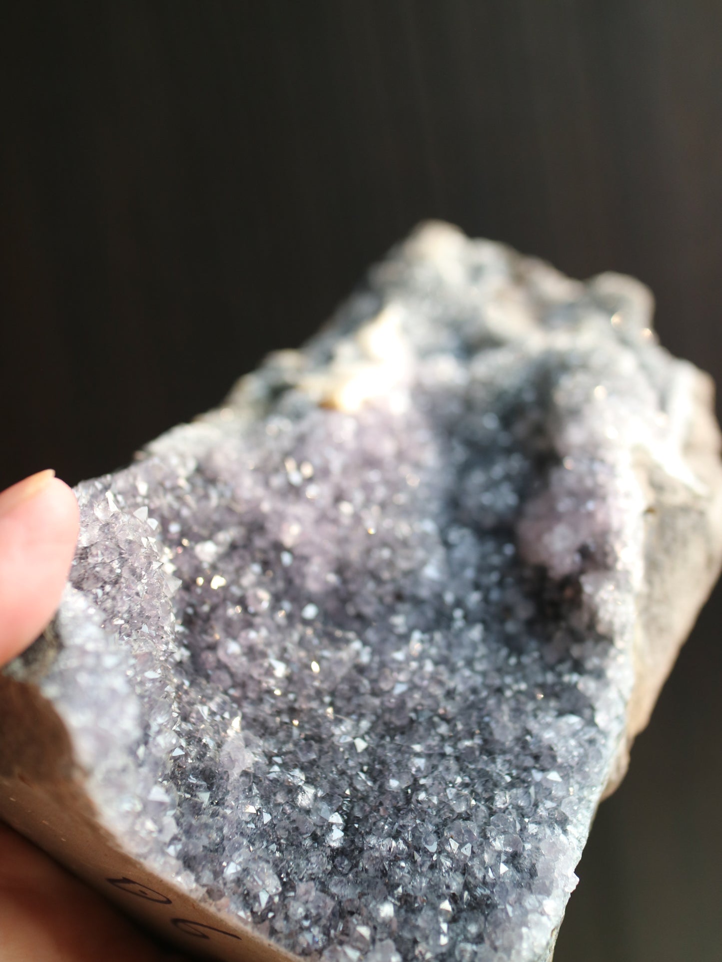 アメジスト ジオード(小) 自立 グレー 紫 パープル 結晶小
Amethyst Geode small crystal purple gray colour
産地:ウルグアイ Uruguay
サイズ:16cm x 10cm x 7cm、1.2kg
