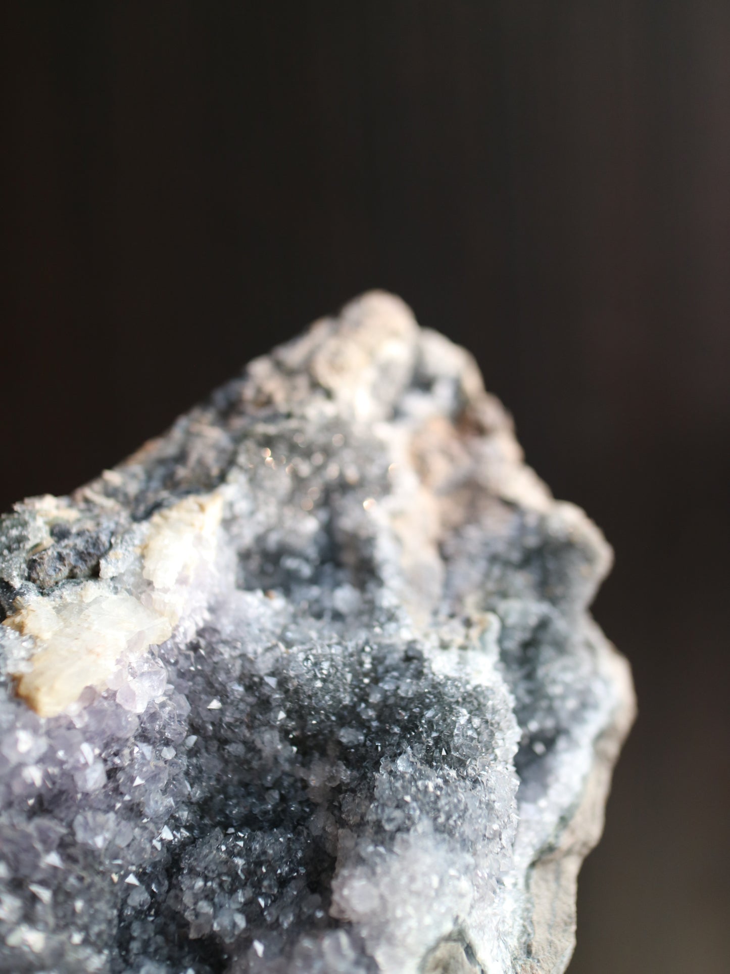 アメジスト ジオード(小) 自立 グレー 紫 パープル 結晶小
Amethyst Geode small crystal purple gray colour
産地:ウルグアイ Uruguay
サイズ:16cm x 10cm x 7cm、1.2kg