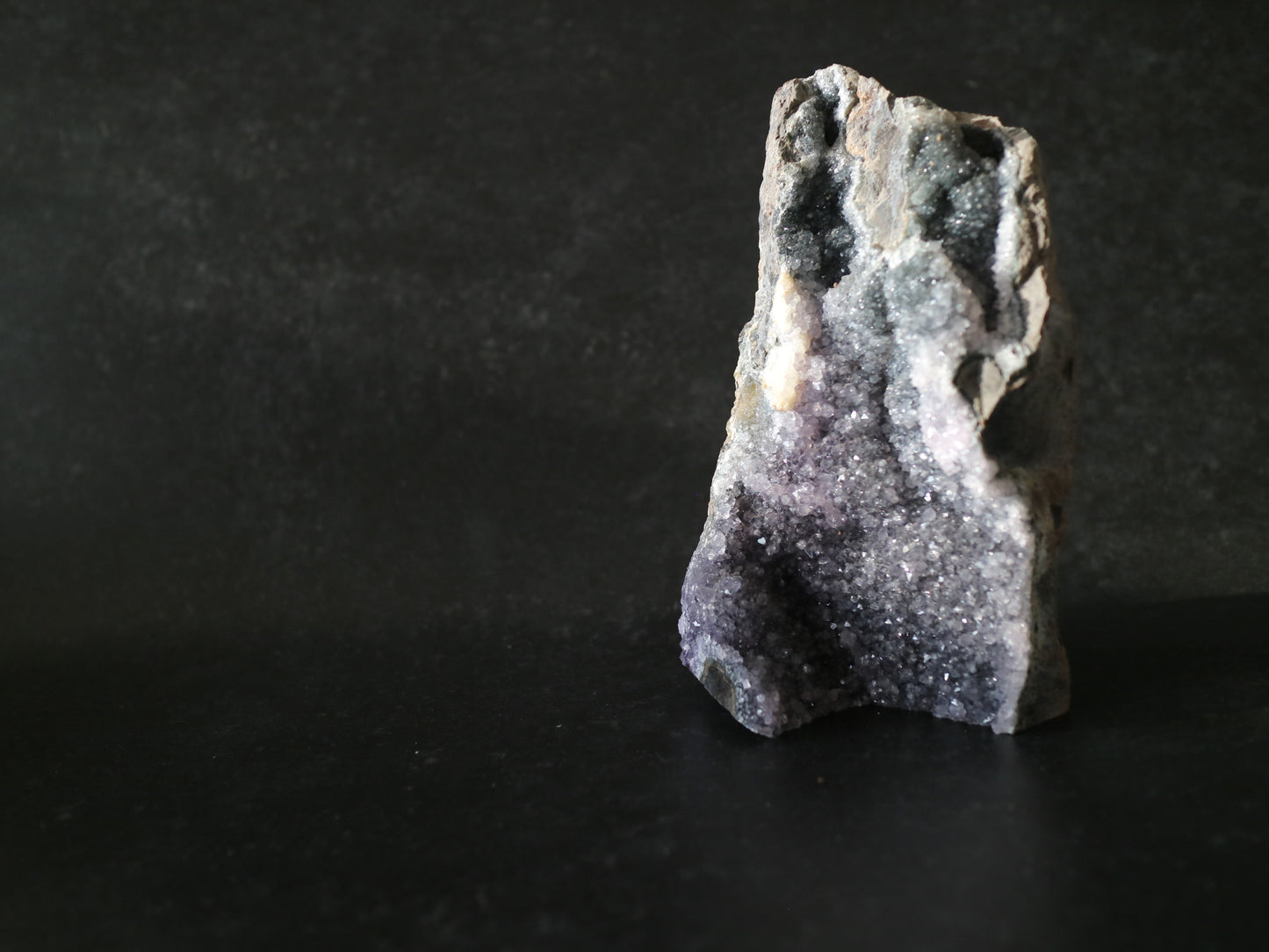 アメジスト ジオード(小) 自立 グレー 紫 パープル 結晶小
Amethyst Geode small crystal purple gray colour
産地:ウルグアイ Uruguay
サイズ:16cm x 10cm x 7cm、1.2kg
