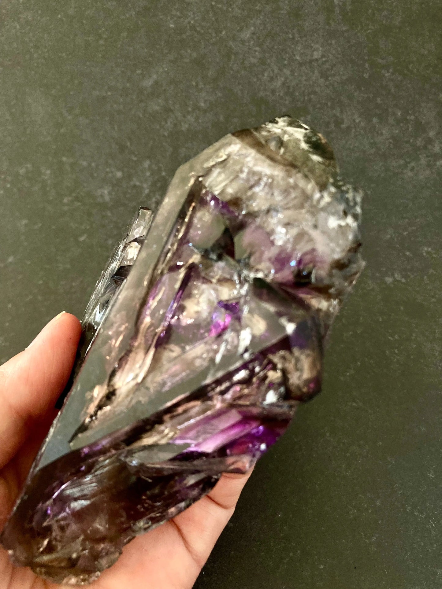 スモーキーアメジスト エレスチャル クォーツ
ブラジル ミナスジェライス州 Cacaratiba産13.5cm x 19cm x 5cm、700g