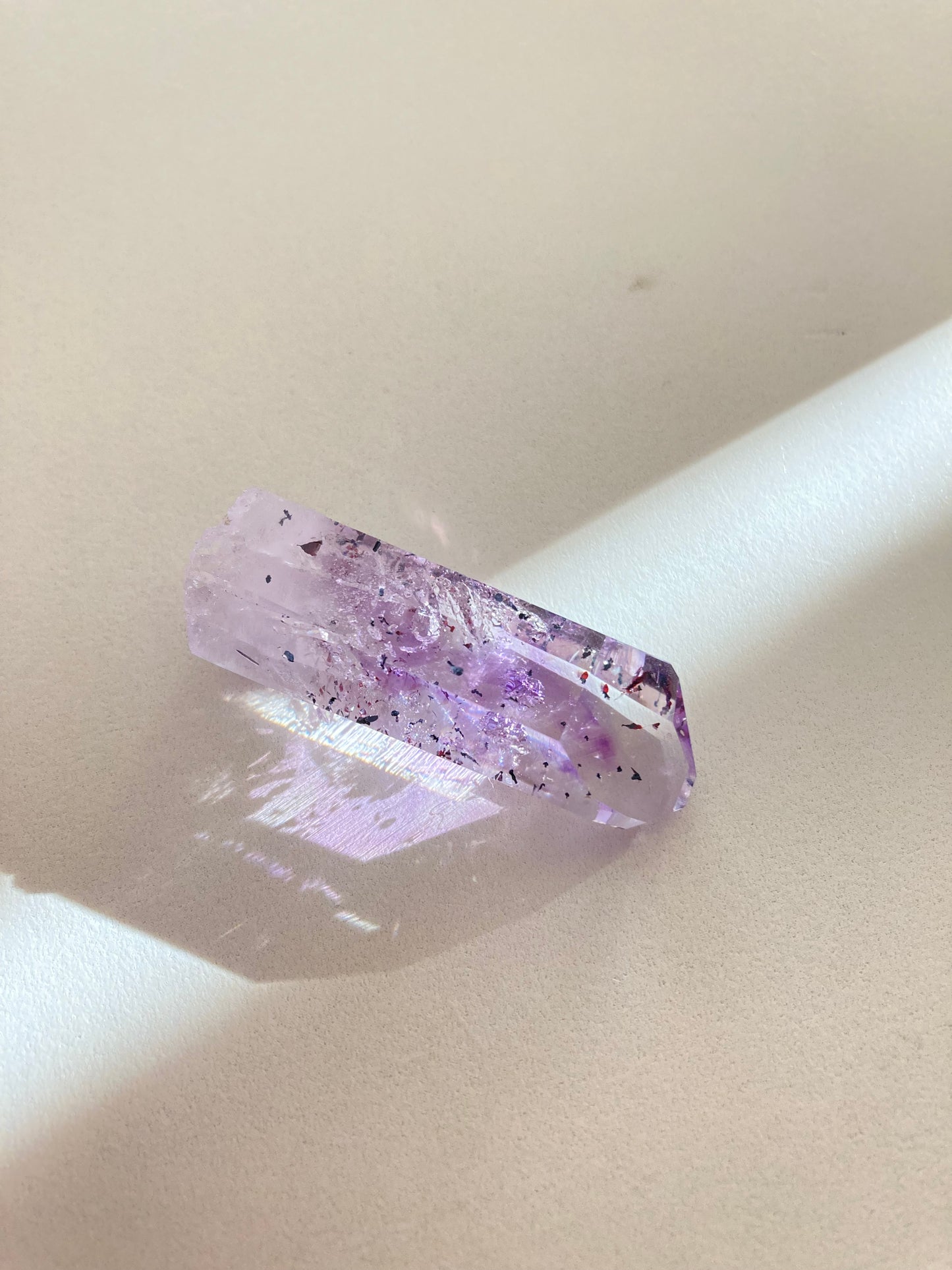 ブランドバーグ アメジスト with ヘマタイト
Brandberg Amethyst with Hematite flecks
ナミビア エロンゴ州 ブランドバーグ地方 ゴボボセブ Streep鉱山産 4cm x 1.6cm x 1.2cm、13.5g