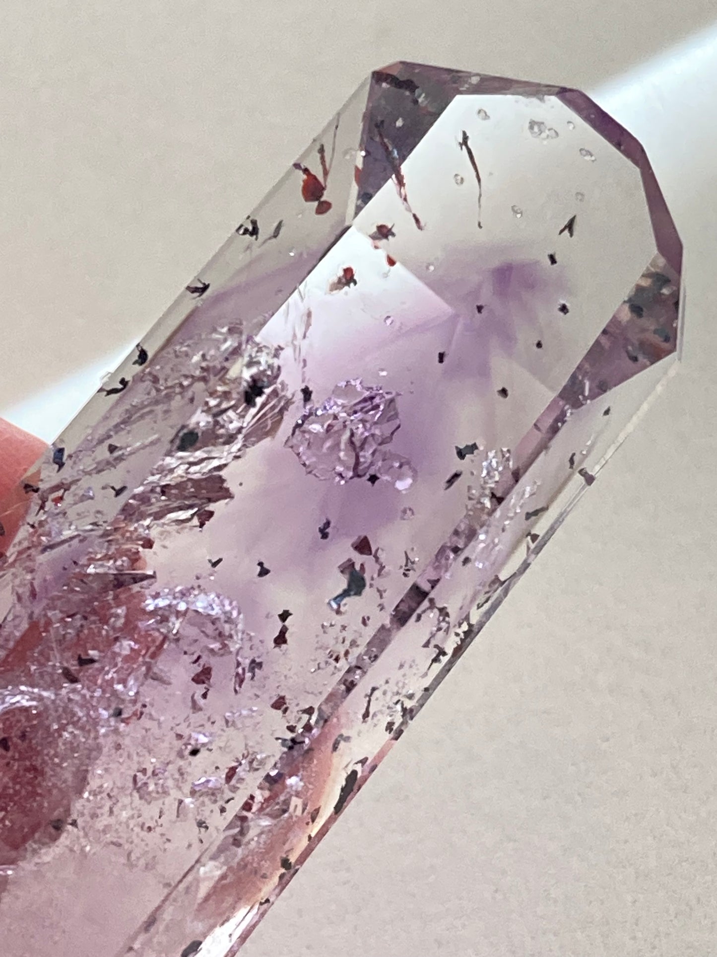 ブランドバーグ アメジスト with ヘマタイト
Brandberg Amethyst with Hematite flecks
ナミビア エロンゴ州 ブランドバーグ地方 ゴボボセブ Streep鉱山産 4cm x 1.6cm x 1.2cm、13.5g