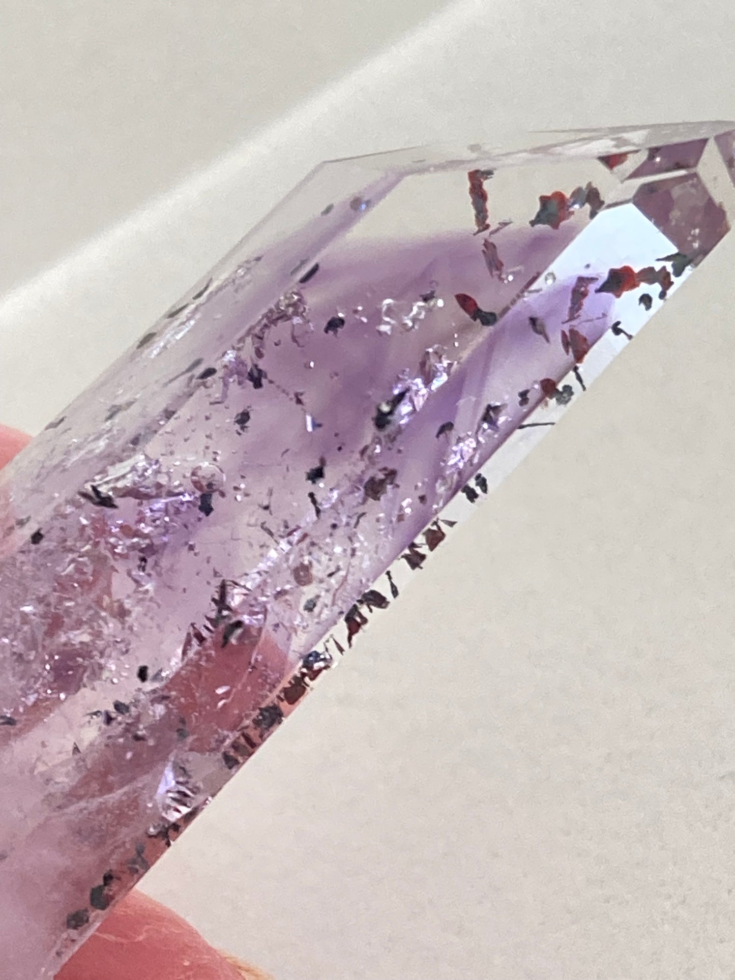 ブランドバーグ アメジスト with ヘマタイト
Brandberg Amethyst with Hematite flecks
ナミビア エロンゴ州 ブランドバーグ地方 ゴボボセブ Streep鉱山産 4cm x 1.6cm x 1.2cm、13.5g
