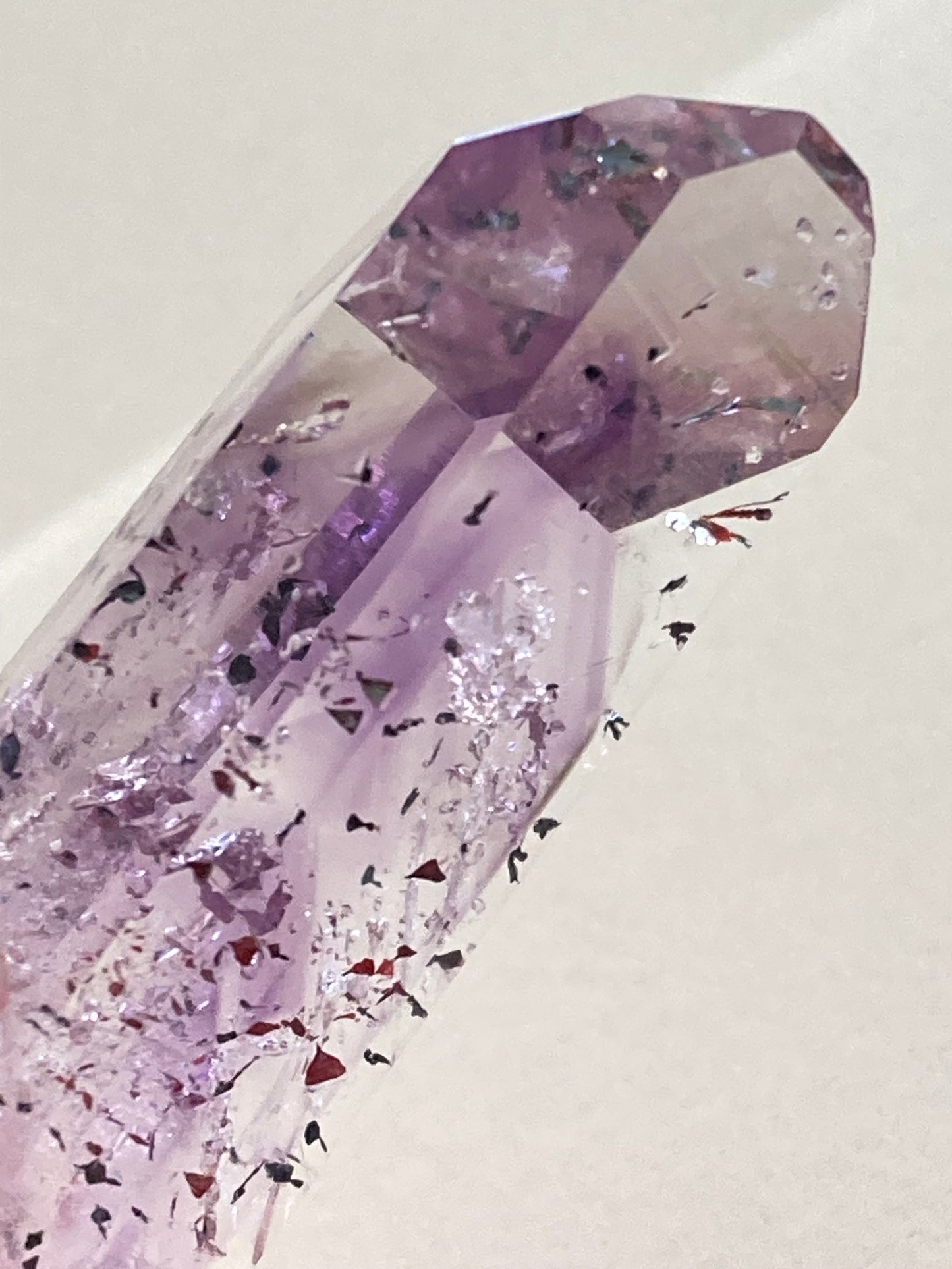 ブランドバーグ アメジスト with ヘマタイト
Brandberg Amethyst with Hematite flecks
ナミビア エロンゴ州 ブランドバーグ地方 ゴボボセブ Streep鉱山産 4cm x 1.6cm x 1.2cm、13.5g