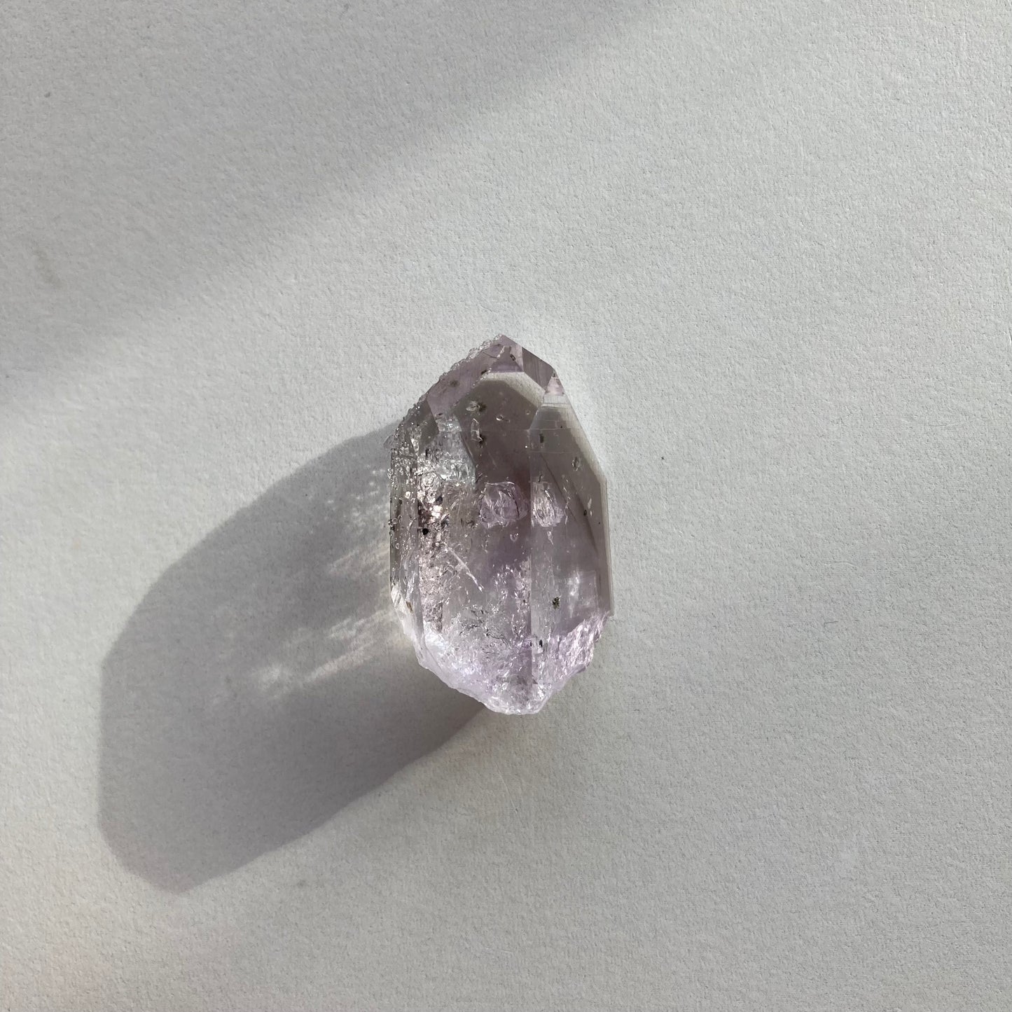 (希少)ブランドバーグ アメジスト with アナルシム (方沸石)(1)
Brandberg Amethyst with Analcime (1)
ナミビア エロンゴ州 ブランドバーグ地方 ゴボボセブ Streep鉱山産 3.4センチ x 2センチ x 1.2センチ、12.2g