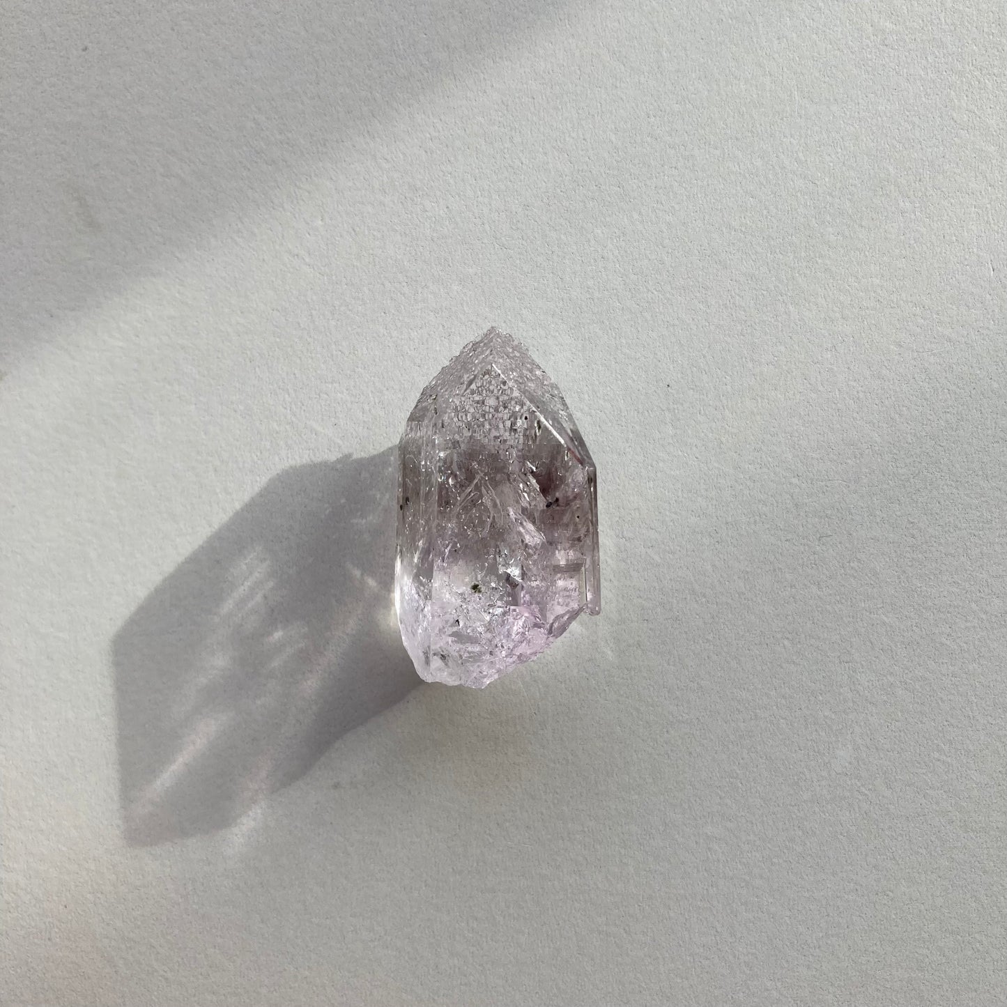(希少)ブランドバーグ アメジスト with アナルシム (方沸石)(1)
Brandberg Amethyst with Analcime (1)
ナミビア エロンゴ州 ブランドバーグ地方 ゴボボセブ Streep鉱山産 3.4センチ x 2センチ x 1.2センチ、12.2g