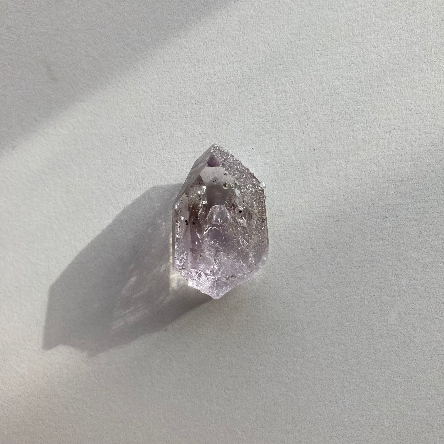 (希少)ブランドバーグ アメジスト with アナルシム (方沸石)(1)
Brandberg Amethyst with Analcime (1)
ナミビア エロンゴ州 ブランドバーグ地方 ゴボボセブ Streep鉱山産 3.4センチ x 2センチ x 1.2センチ、12.2g