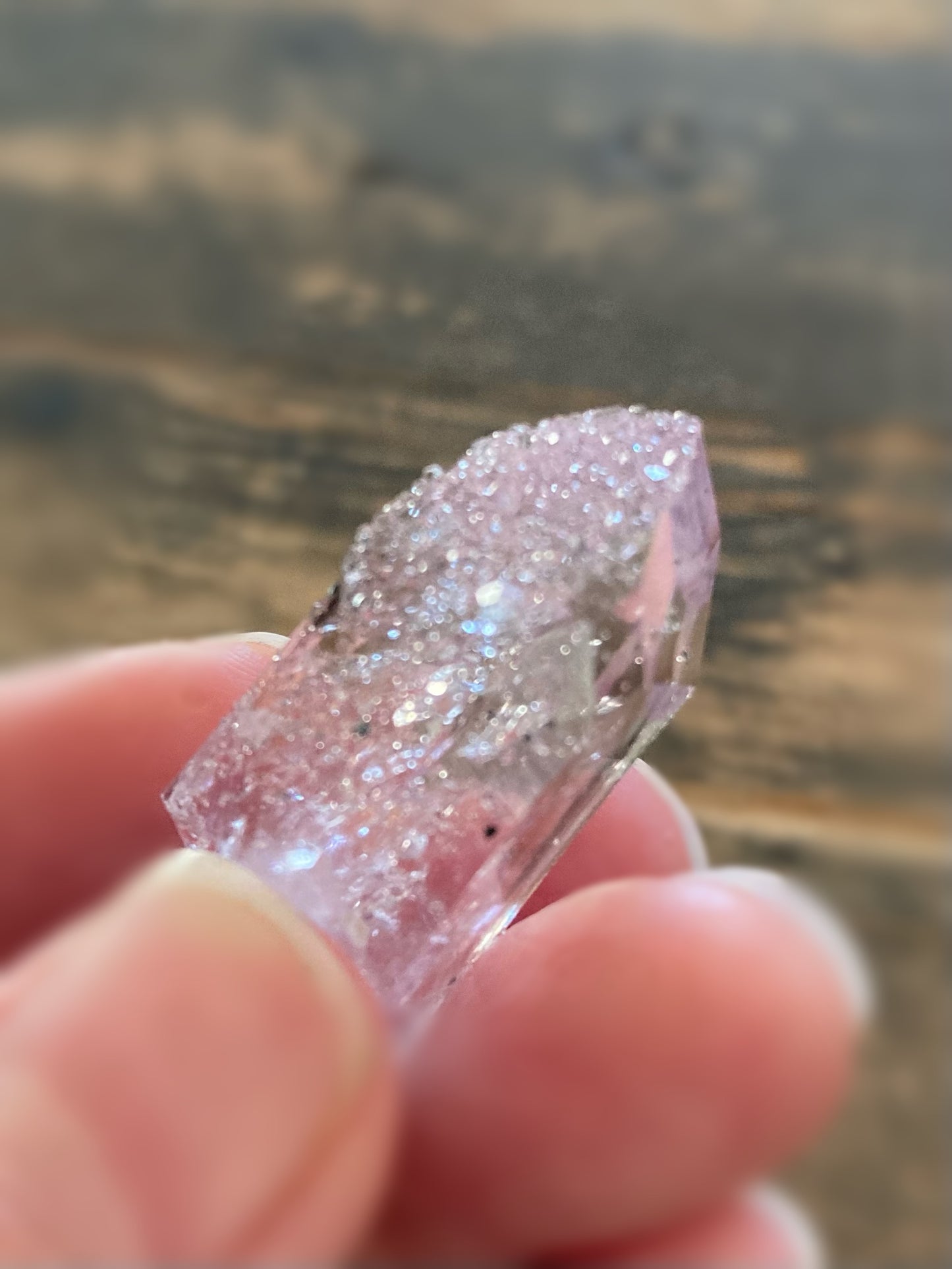 (希少)ブランドバーグ アメジスト with アナルシム (方沸石)(1)
Brandberg Amethyst with Analcime (1)
ナミビア エロンゴ州 ブランドバーグ地方 ゴボボセブ Streep鉱山産 3.4センチ x 2センチ x 1.2センチ、12.2g