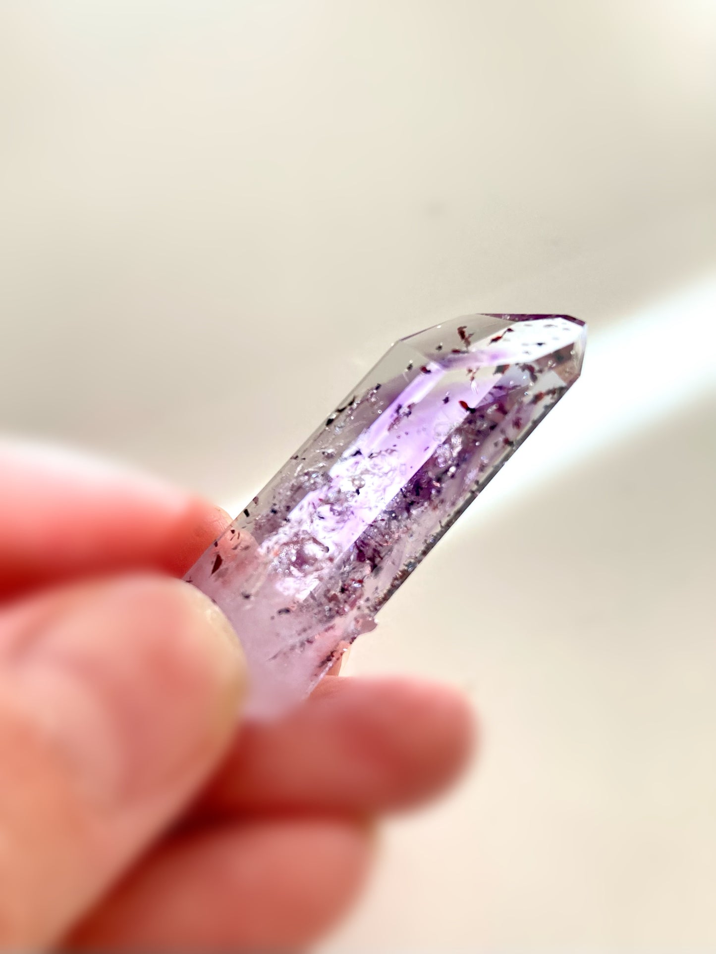 ブランドバーグ アメジスト with ヘマタイト
Brandberg Amethyst with Hematite flecks
ナミビア エロンゴ州 ブランドバーグ地方 ゴボボセブ Streep鉱山産 4cm x 1.6cm x 1.2cm、13.5g
