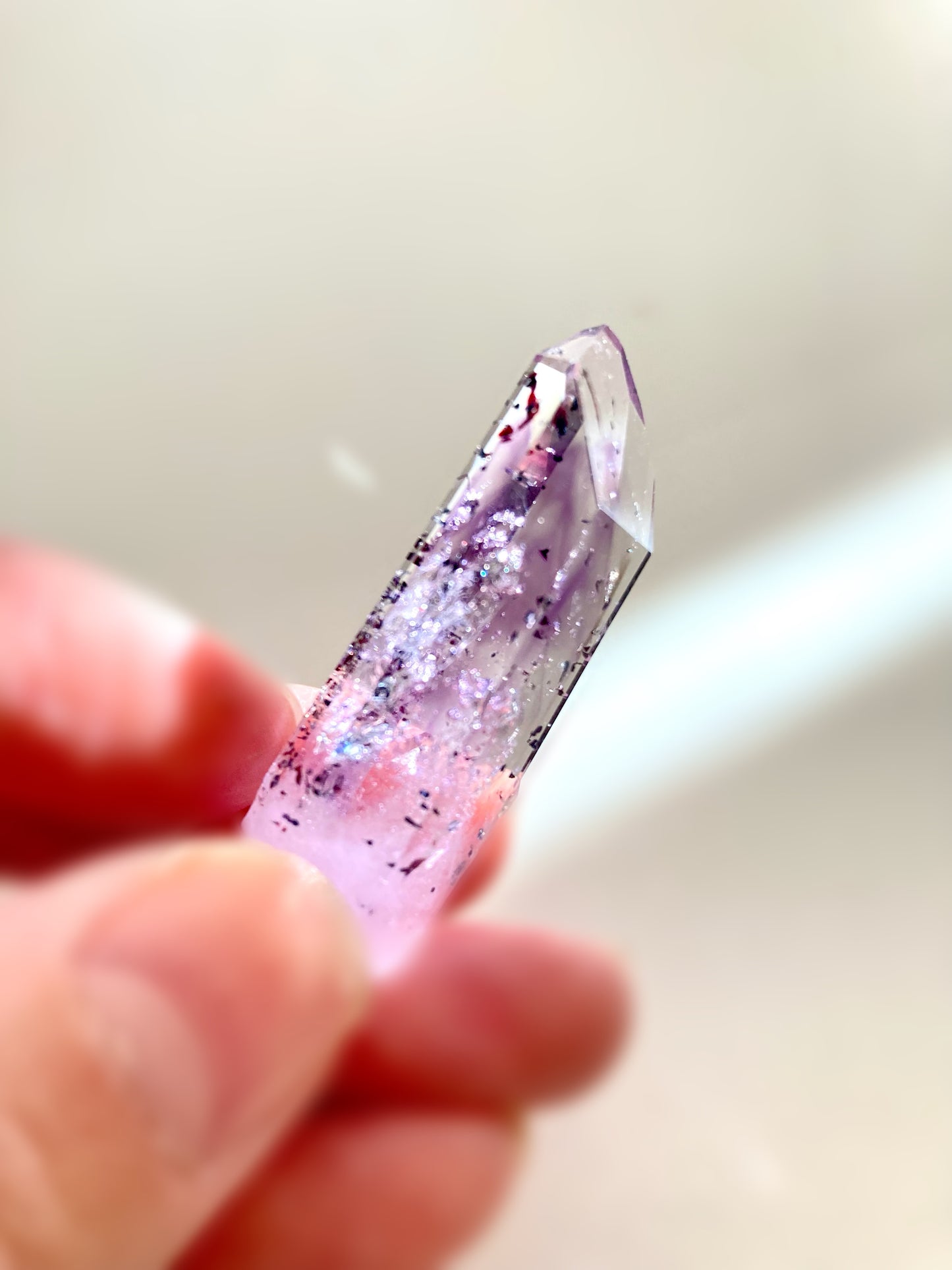 ブランドバーグ アメジスト with ヘマタイト
Brandberg Amethyst with Hematite flecks
ナミビア エロンゴ州 ブランドバーグ地方 ゴボボセブ Streep鉱山産 4cm x 1.6cm x 1.2cm、13.5g
