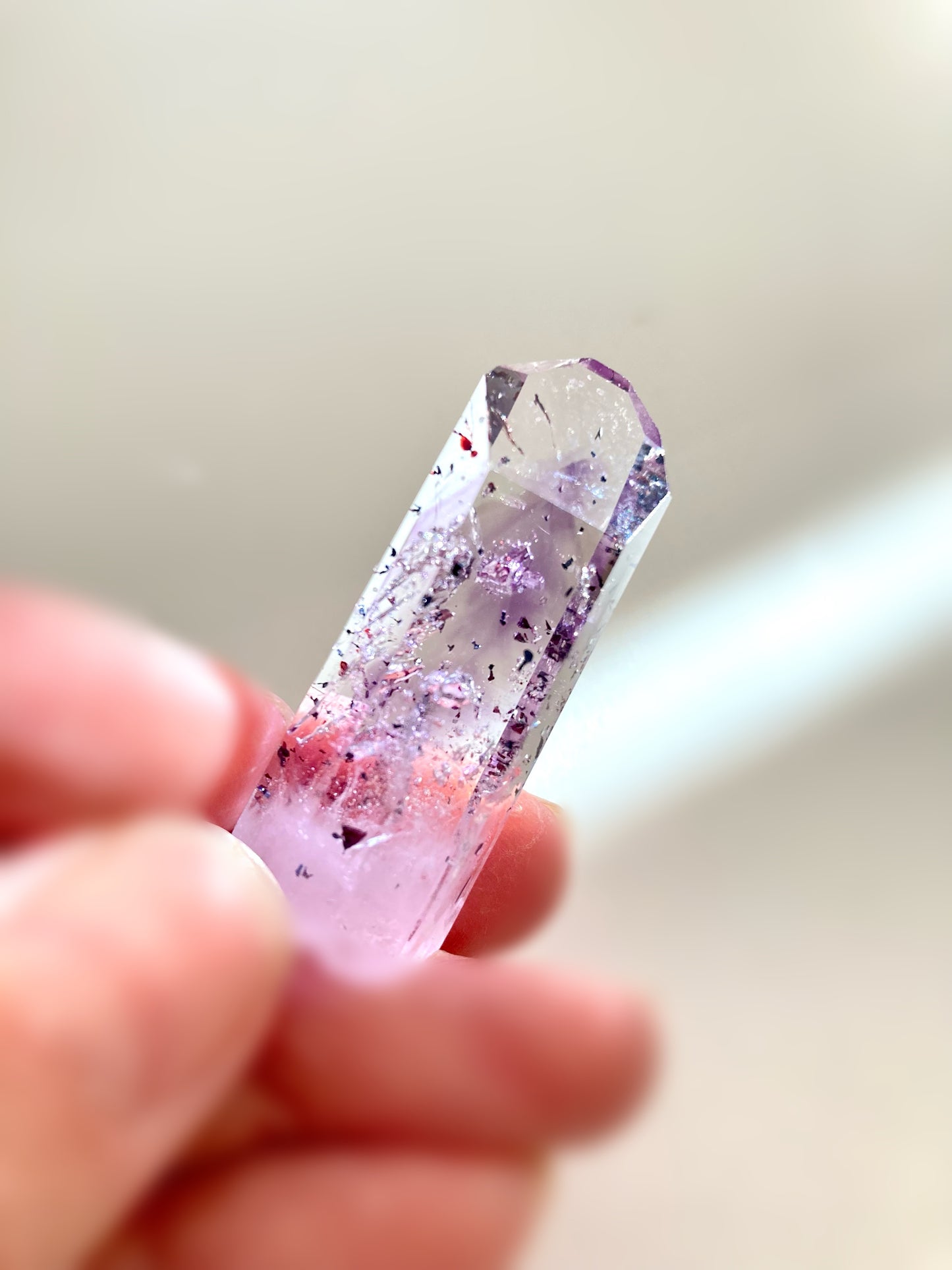 ブランドバーグ アメジスト with ヘマタイト
Brandberg Amethyst with Hematite flecks
ナミビア エロンゴ州 ブランドバーグ地方 ゴボボセブ Streep鉱山産 4cm x 1.6cm x 1.2cm、13.5g