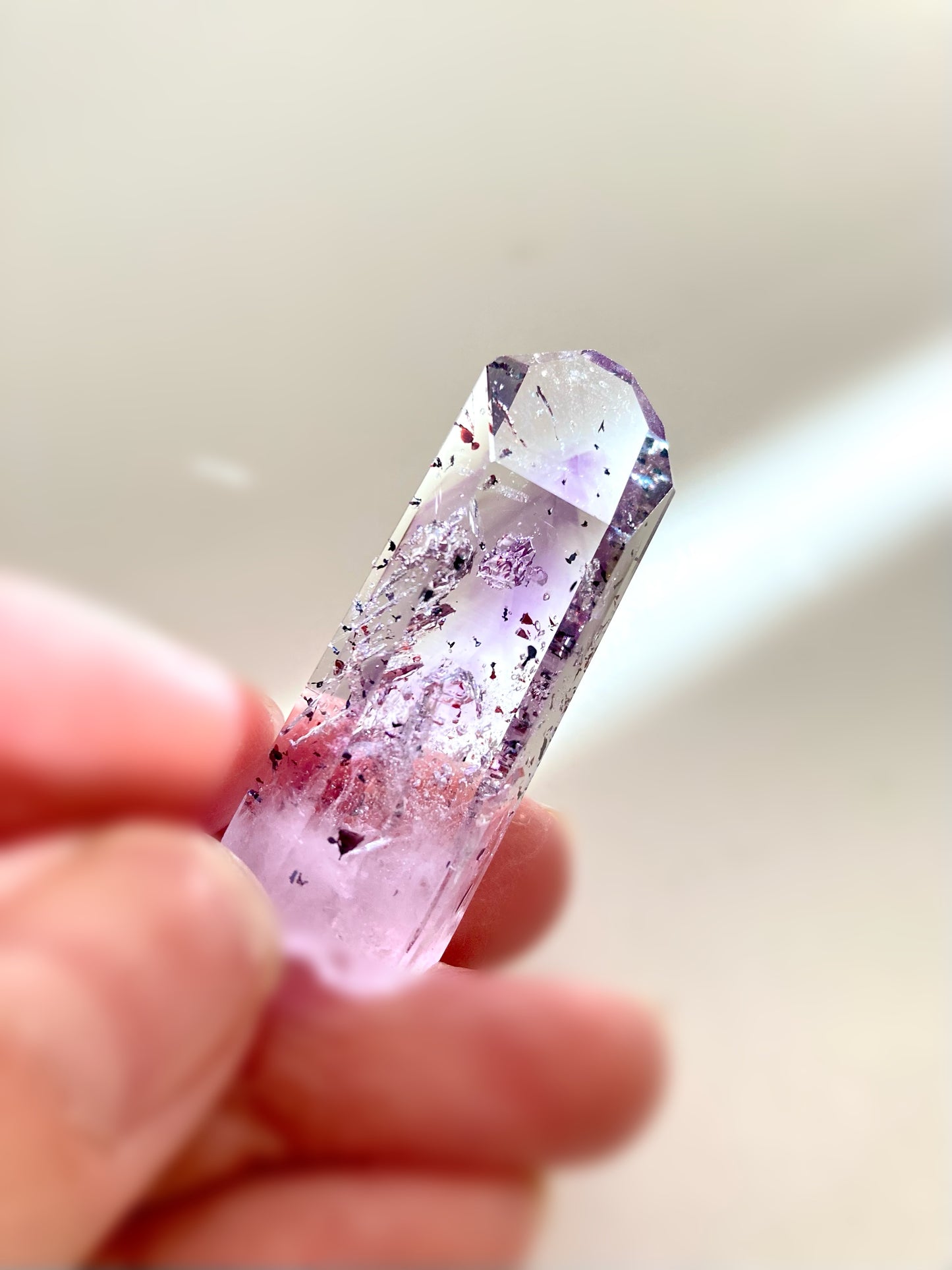 ブランドバーグ アメジスト with ヘマタイト
Brandberg Amethyst with Hematite flecks
ナミビア エロンゴ州 ブランドバーグ地方 ゴボボセブ Streep鉱山産 4cm x 1.6cm x 1.2cm、13.5g