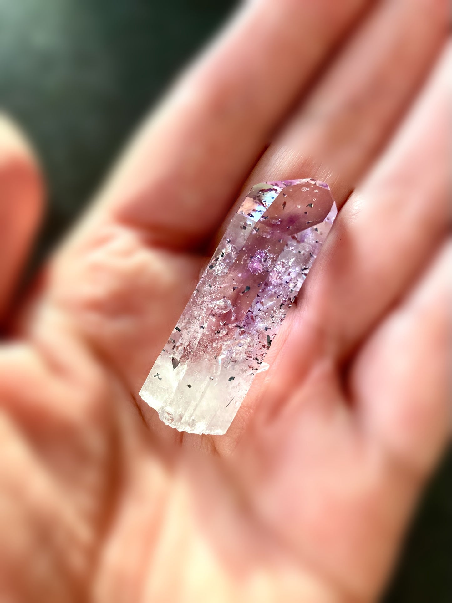 ブランドバーグ アメジスト with ヘマタイト
Brandberg Amethyst with Hematite flecks
ナミビア エロンゴ州 ブランドバーグ地方 ゴボボセブ Streep鉱山産 4cm x 1.6cm x 1.2cm、13.5g