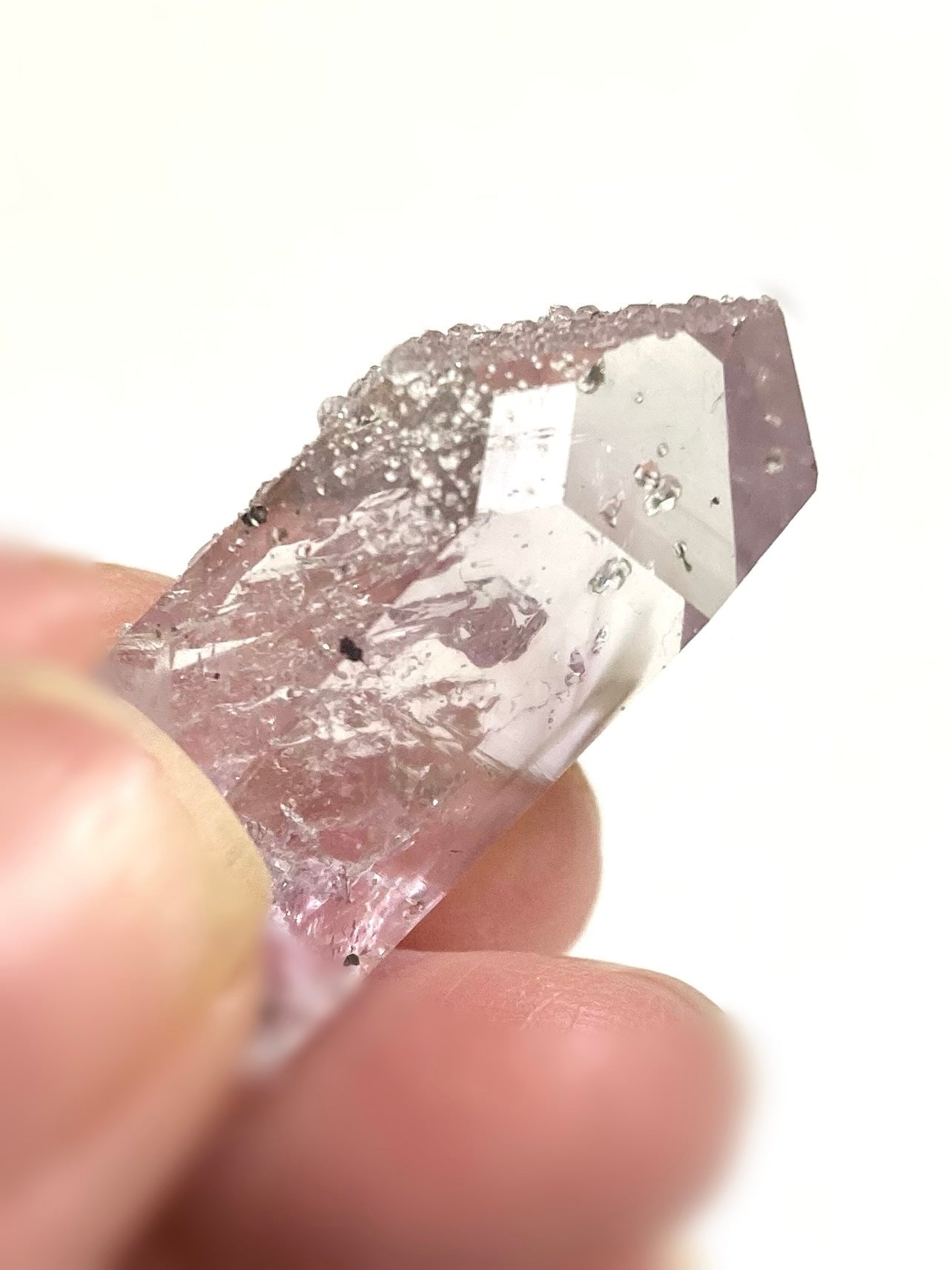 (希少)ブランドバーグ アメジスト with アナルシム (方沸石)(1)
Brandberg Amethyst with Analcime (1)
ナミビア エロンゴ州 ブランドバーグ地方 ゴボボセブ Streep鉱山産 3.4センチ x 2センチ x 1.2センチ、12.2g