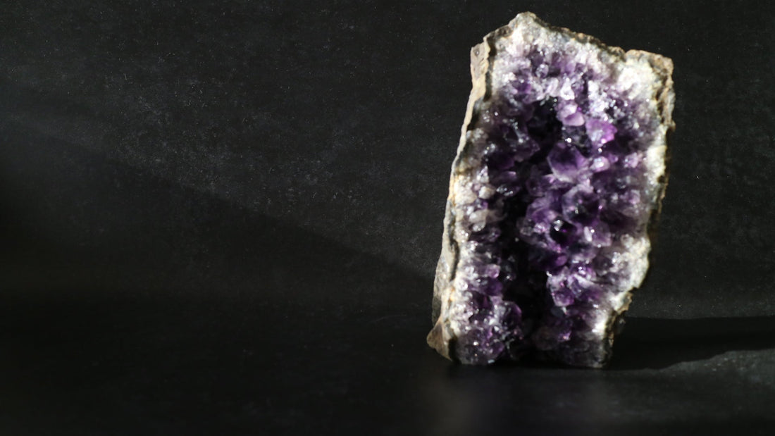 アメジストは、 深い紫の結晶となって、 この世界に "誕生した”  地球の鼓動そのもののようなヒーリングストーン