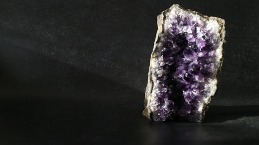 アメジストは、 深い紫の結晶となって、 この世界に "誕生した”  地球の鼓動そのもののようなヒーリングストーン
