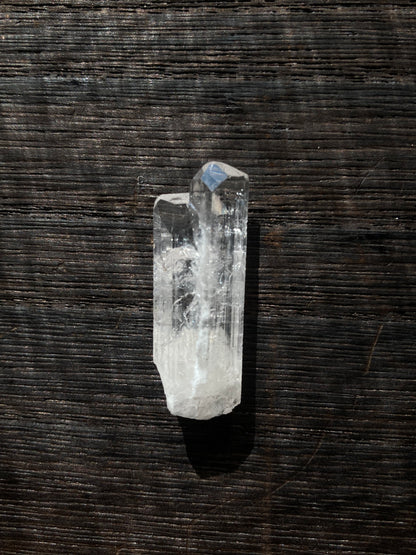 ダンビュライト 小 小指サイズ  手のひらサイズ　ジェムクオリティ　Danburite Gem Quarity メキシコ Aurora鉱山産 縦 3.2cm x 横 1.2cm x 厚さ 0.6cm