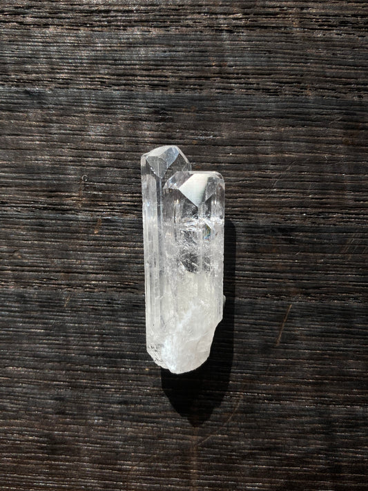 ダンビュライト 小 小指サイズ  手のひらサイズ　ジェムクオリティ　Danburite Gem Quarity メキシコ Aurora鉱山産 縦 3.2cm x 横 1.2cm x 厚さ 0.6cm
