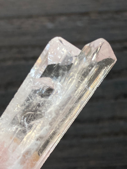 ダンビュライト 小 小指サイズ  手のひらサイズ　ジェムクオリティ　Danburite Gem Quarity メキシコ Aurora鉱山産 縦 3.2cm x 横 1.2cm x 厚さ 0.6cm