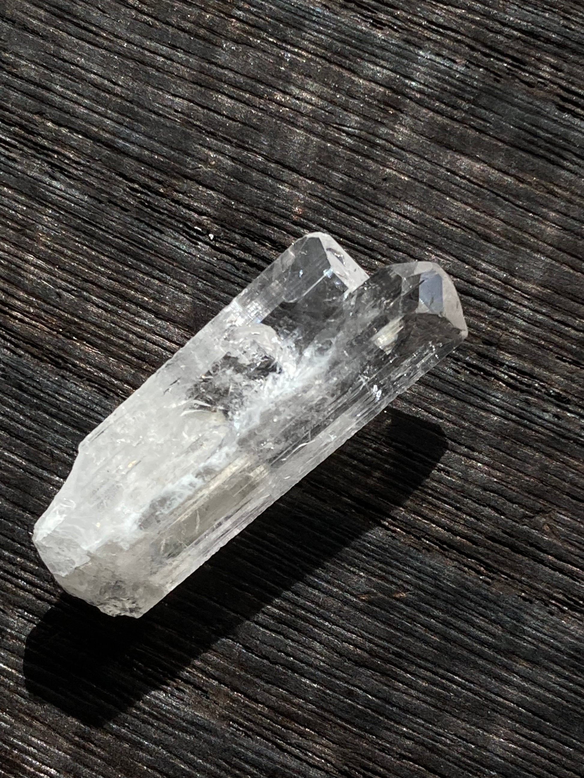 ダンビュライト 小 小指サイズ  手のひらサイズ　ジェムクオリティ　Danburite Gem Quarity メキシコ Aurora鉱山産 縦 3.2cm x 横 1.2cm x 厚さ 0.6cm