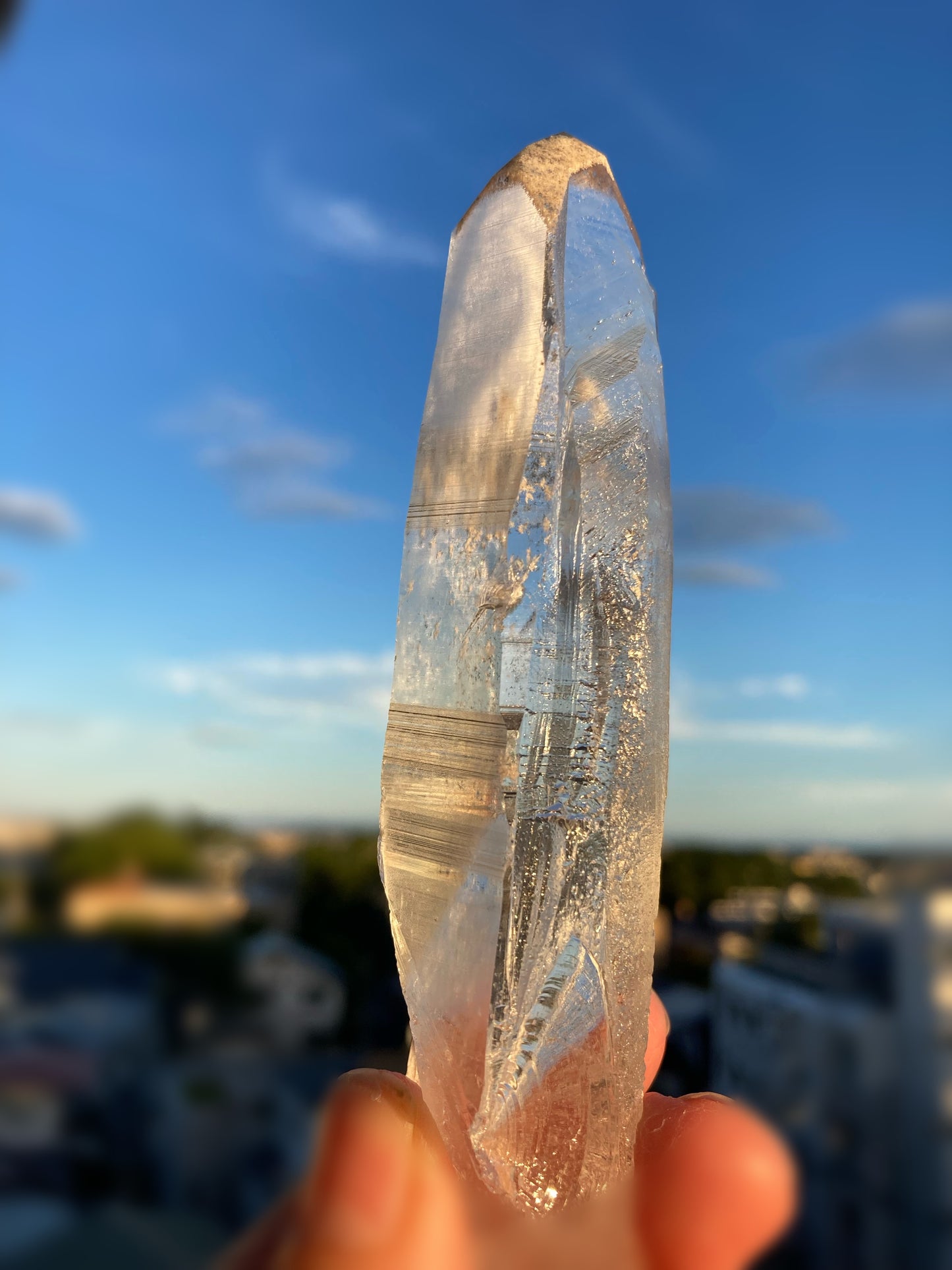 レムリアン シード クォーツ ポイント（ブラック ファントム）手のひらサイズ　小 ブラジル バイア州産　13cm x 2cm x 2.6cm、125g