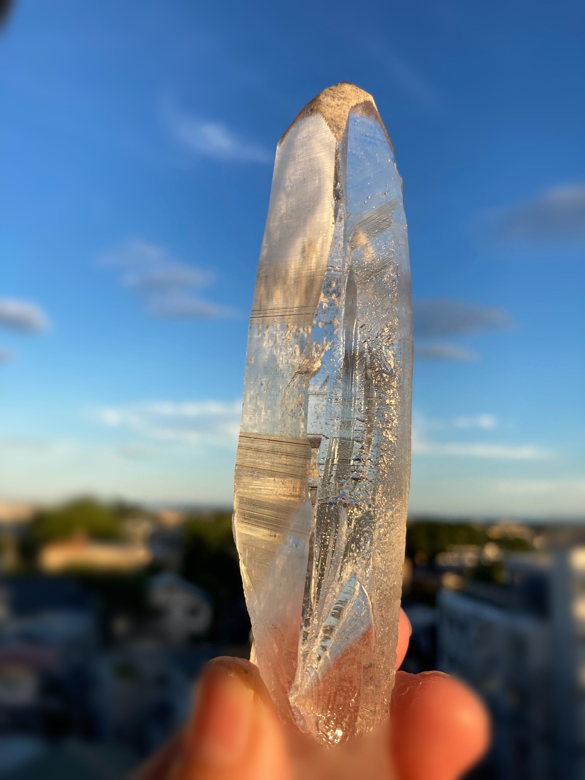レムリアン シード クォーツ ポイント（ブラック ファントム）手のひらサイズ　小 ブラジル バイア州産　13cm x 2cm x 2.6cm、125g