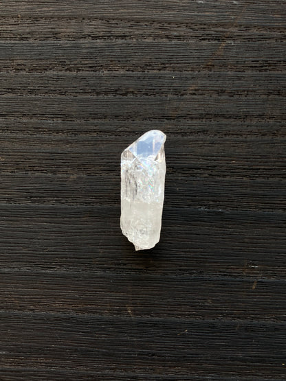 ダンビュライト 虹入り Danburite ジェムクオリティ 小 小指サイズ  メキシコ Aurora鉱山産
サイズ 縦 3.4cm x 横 1.2cm x 厚さ 1cm
