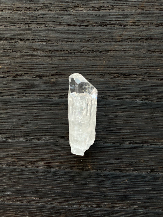 ダンビュライト 虹入り Danburite ジェムクオリティ 小 小指サイズ  メキシコ Aurora鉱山産
サイズ 縦 3.4cm x 横 1.2cm x 厚さ 1cm