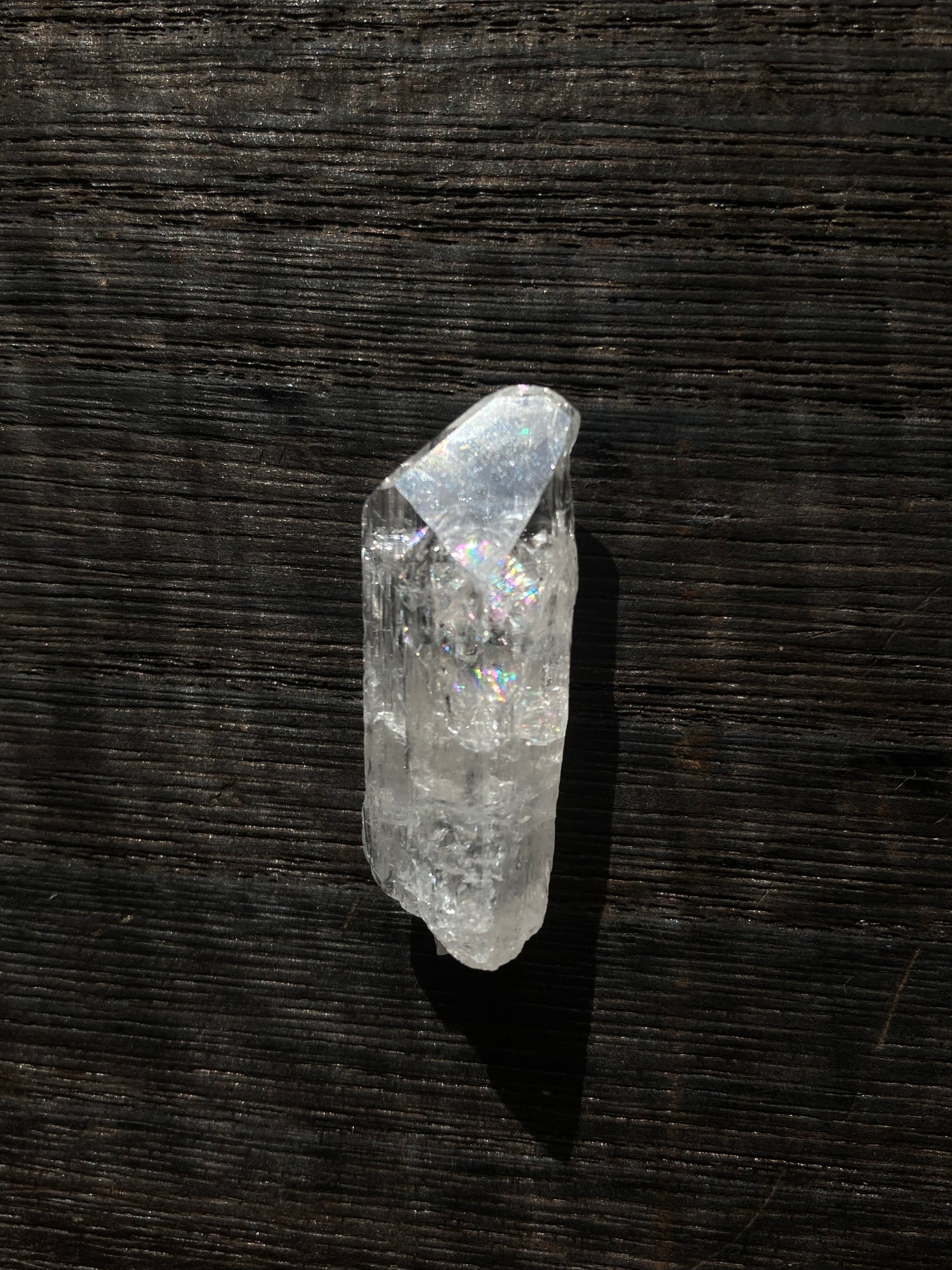 ダンビュライト 虹入り Danburite ジェムクオリティ 小 小指サイズ  メキシコ Aurora鉱山産
サイズ 縦 3.4cm x 横 1.2cm x 厚さ 1cm