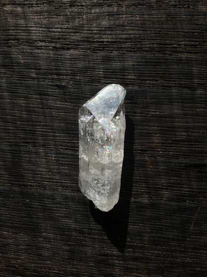 ダンビュライト 虹入り Danburite ジェムクオリティ 小 小指サイズ  メキシコ Aurora鉱山産
サイズ 縦 3.4cm x 横 1.2cm x 厚さ 1cm