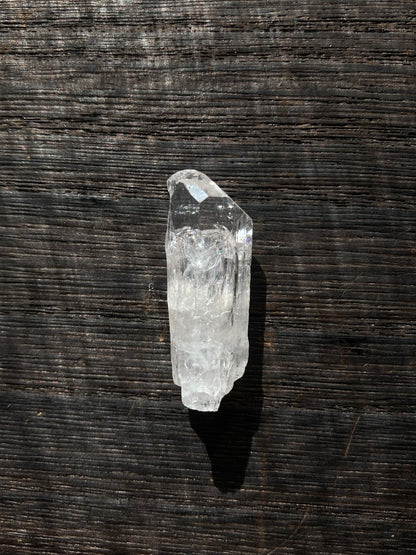 ダンビュライト 虹入り Danburite ジェムクオリティ 小 小指サイズ  メキシコ Aurora鉱山産
サイズ 縦 3.4cm x 横 1.2cm x 厚さ 1cm