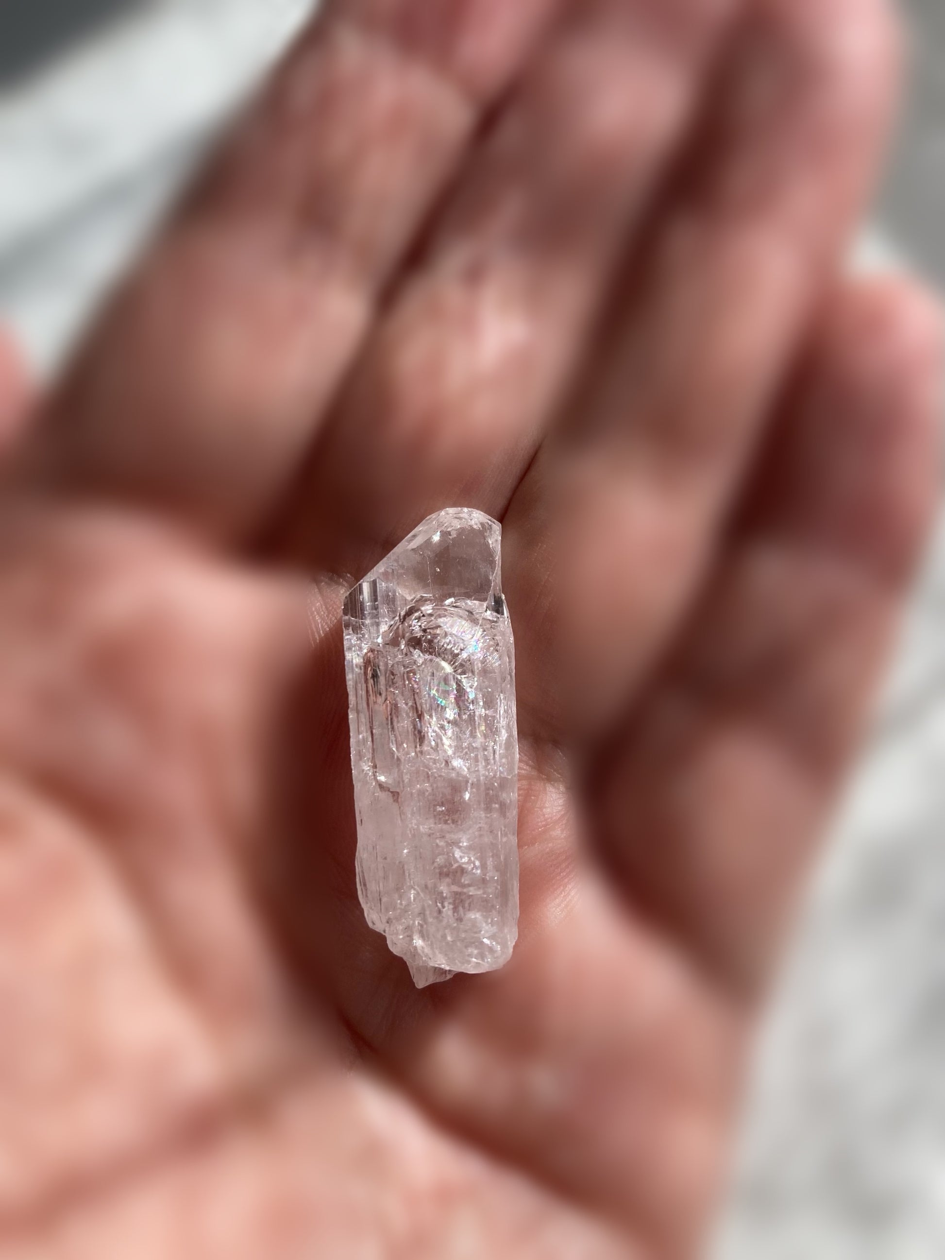 ダンビュライト 虹入り Danburite ジェムクオリティ 小 小指サイズ  メキシコ Aurora鉱山産
サイズ 縦 3.4cm x 横 1.2cm x 厚さ 1cm