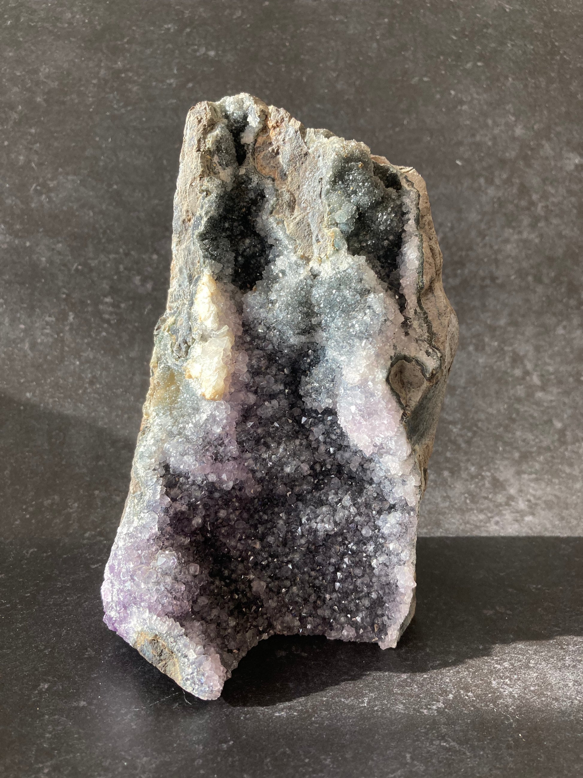 アメジスト ジオード(小） 自立　グレー　紫　パープル　結晶小
Amethyst Geode　small crystal purple gray colour
産地：ウルグアイ Uruguay
サイズ：16cm x 10cm x 7cm、1.2kg