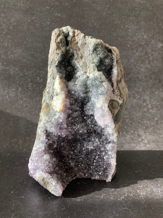 アメジスト ジオード(小） 自立　グレー　紫　パープル　結晶小
Amethyst Geode　small crystal purple gray colour
産地：ウルグアイ Uruguay
サイズ：16cm x 10cm x 7cm、1.2kg