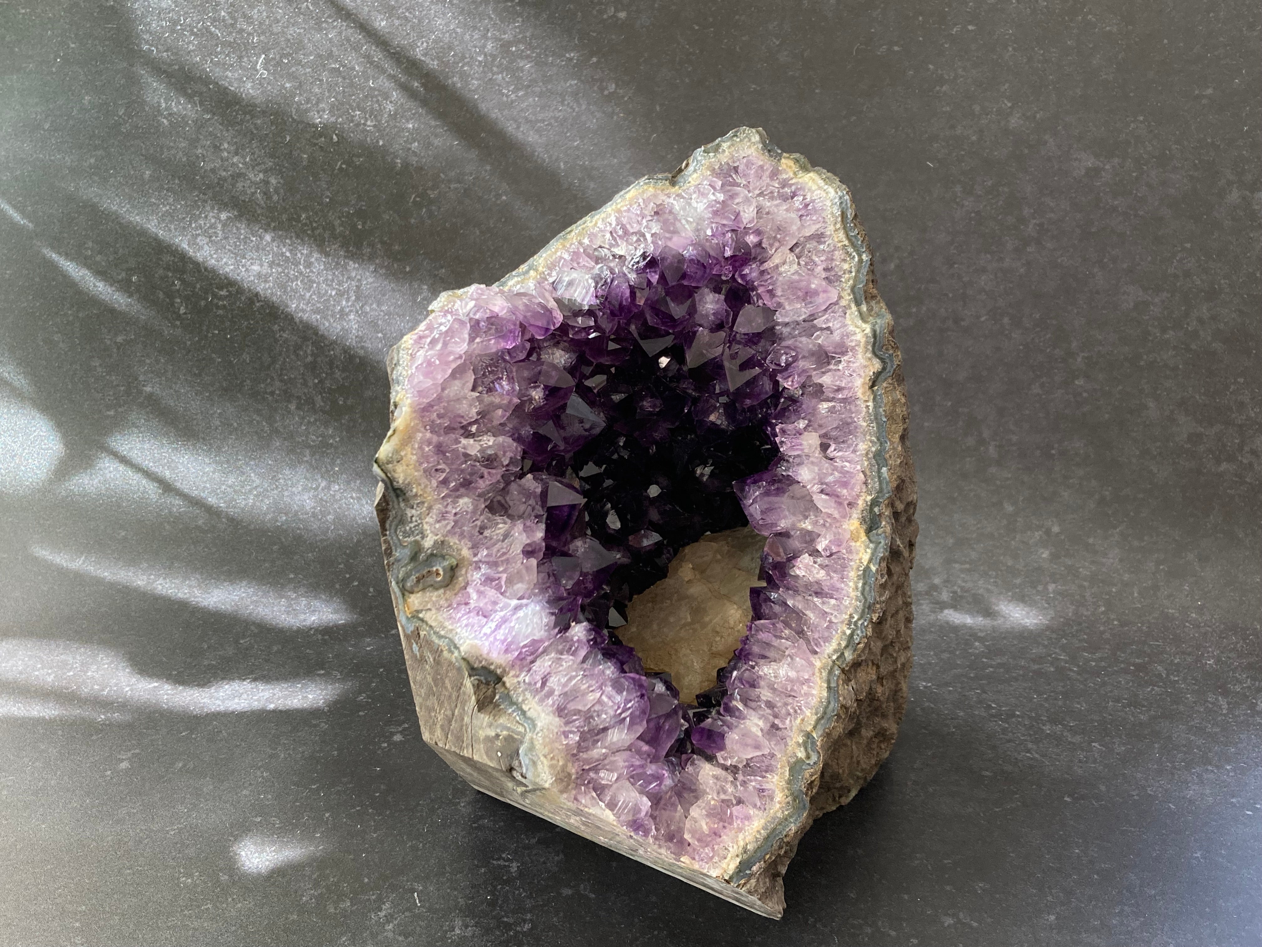 内なる太陽を宿した神殿 - ウルグアイ産 アメジスト 大 Amethyst from