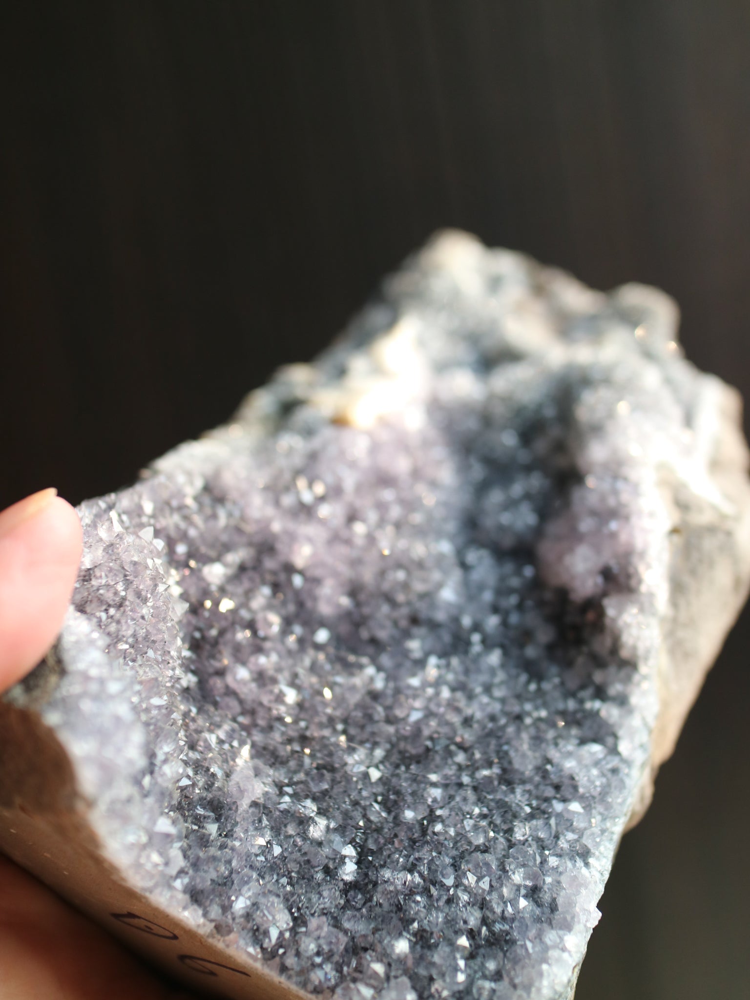 アメジスト ジオード(小） 自立　グレー　紫　パープル　結晶小
Amethyst Geode　small crystal purple gray colour
産地：ウルグアイ Uruguay
サイズ：16cm x 10cm x 7cm、1.2kg