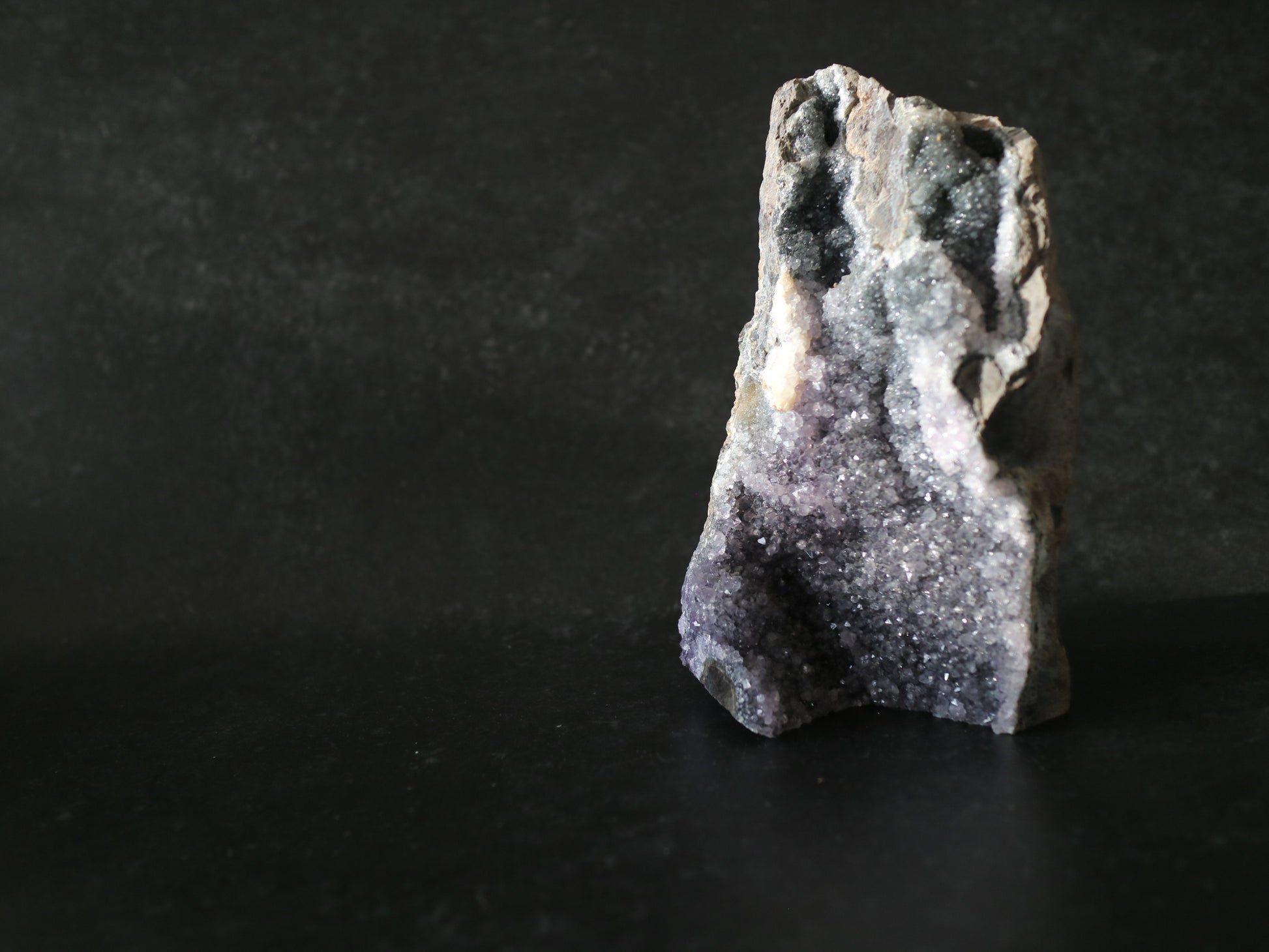 アメジスト ジオード(小） 自立　グレー　紫　パープル　結晶小
Amethyst Geode　small crystal purple gray colour
産地：ウルグアイ Uruguay
サイズ：16cm x 10cm x 7cm、1.2kg