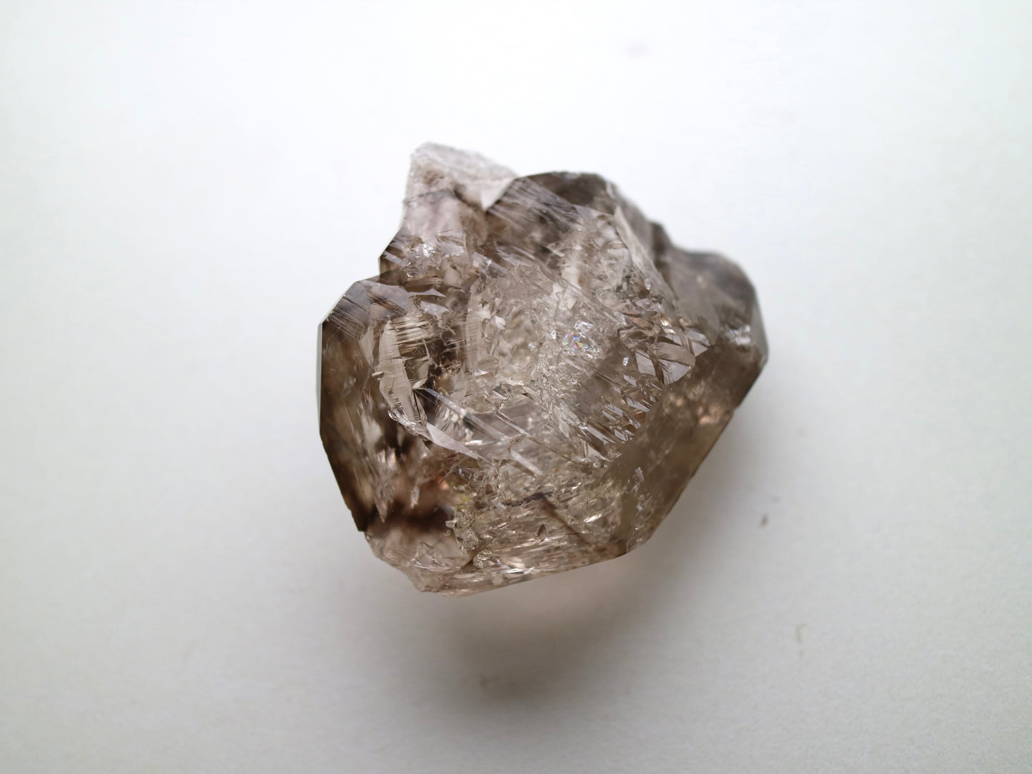 スモーキー エレスチャルクォーツ 小 手のひらサイズ
Smokey Elestial Quartz
ブラジル ミナスジェライス州 Baixio鉱山
5.4cm x 4cm x 2cm、58g