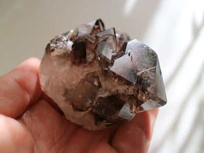 スモーキー エレスチャルクォーツ　小 手のひらサイズ
Smokey Elestial Quartz
ブラジル ミナスジェライス州 Baixio鉱山産
6cm x 7cm x 4.6cm、184g